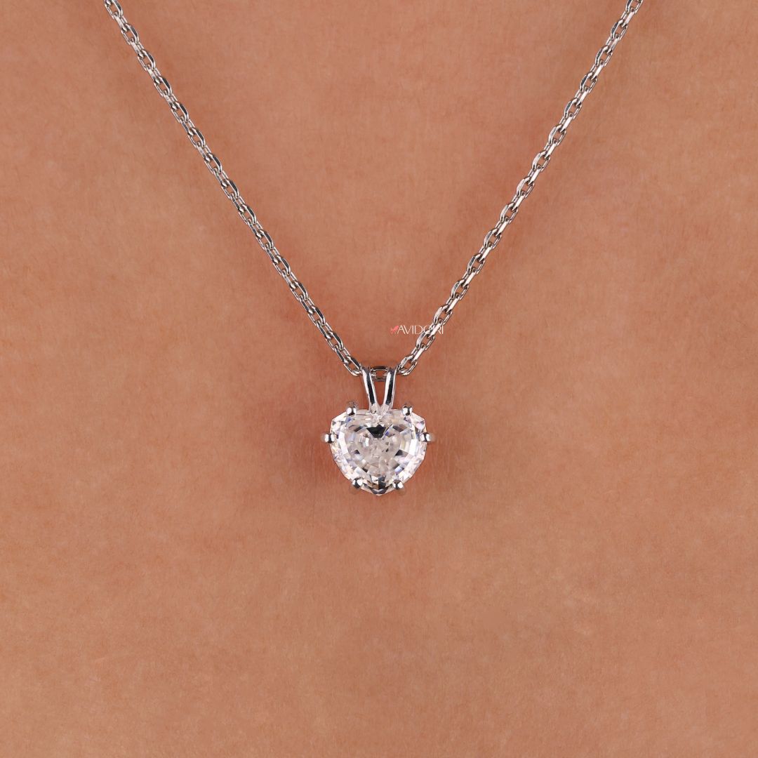 Pendant white gold with a bright and polished shine.
