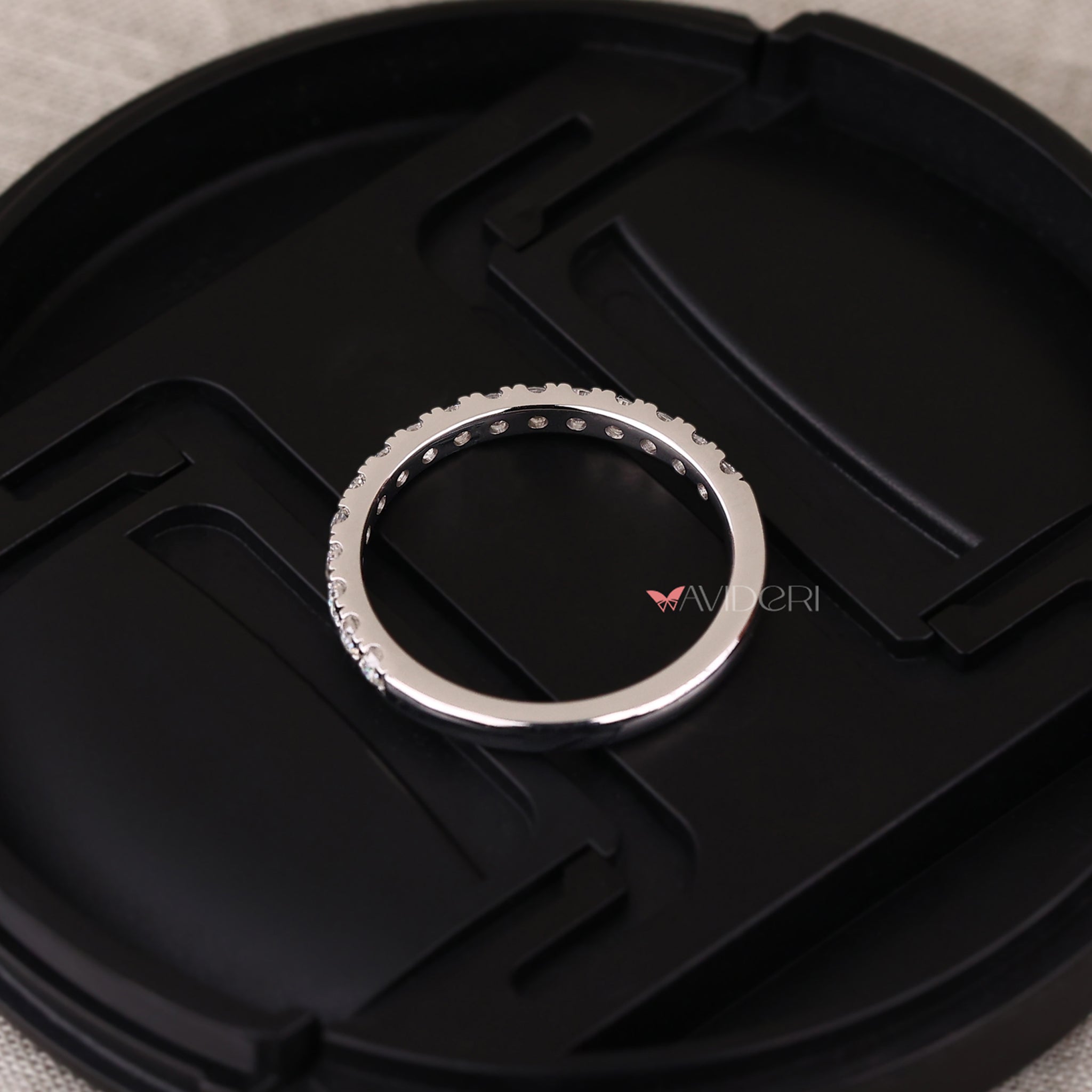 Avideri band with sparkling diamonds in a sleek design.
