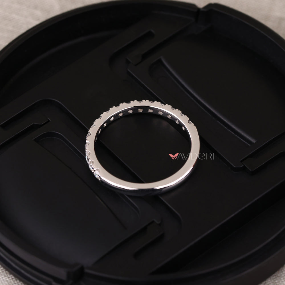 Avideri band with sparkling diamonds in a sleek design.
