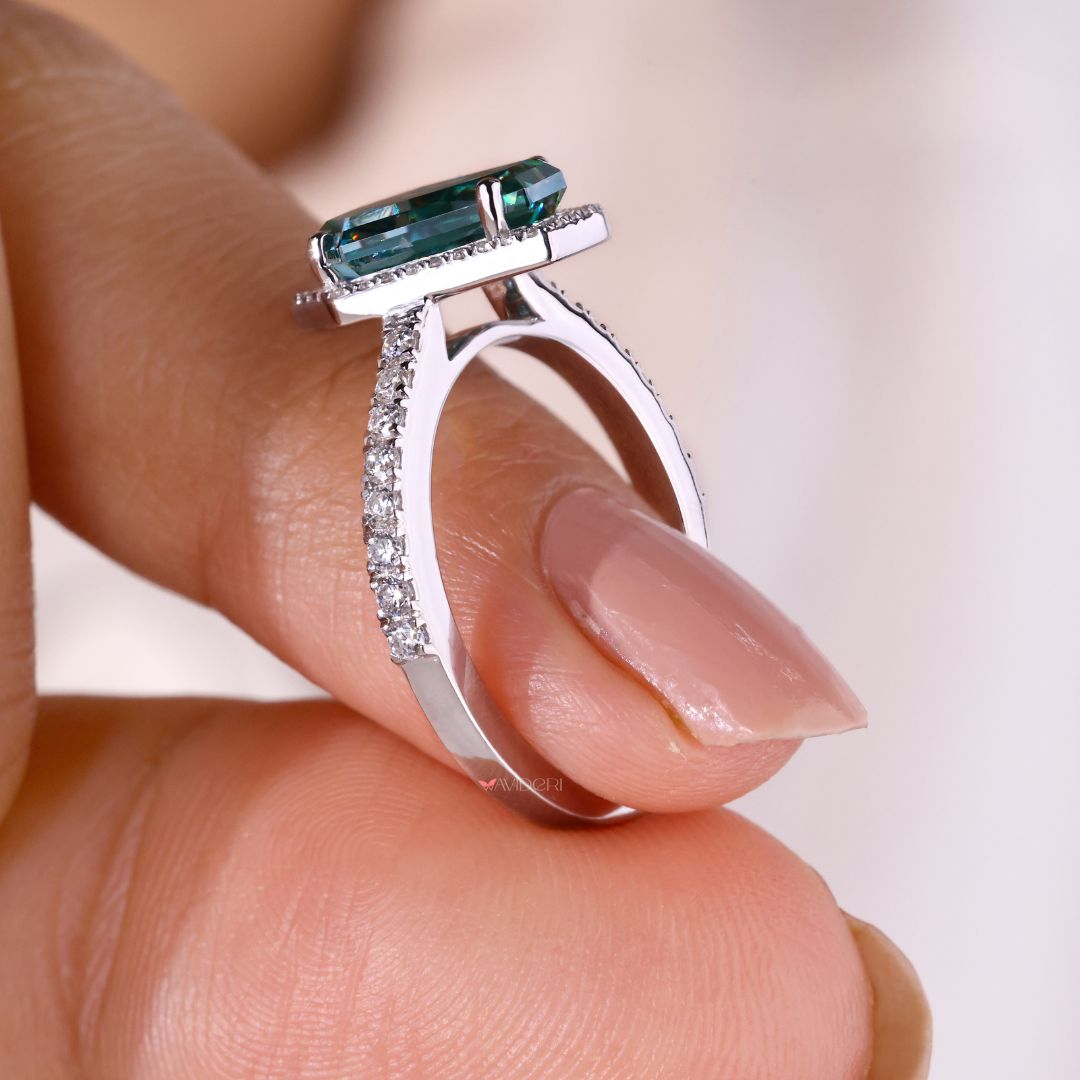 Pave round cut band detailed with lab-grown diamonds.
