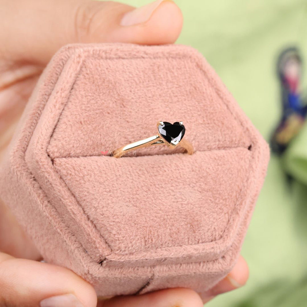 Yellow gold ring with a timeless and elegant heart design
