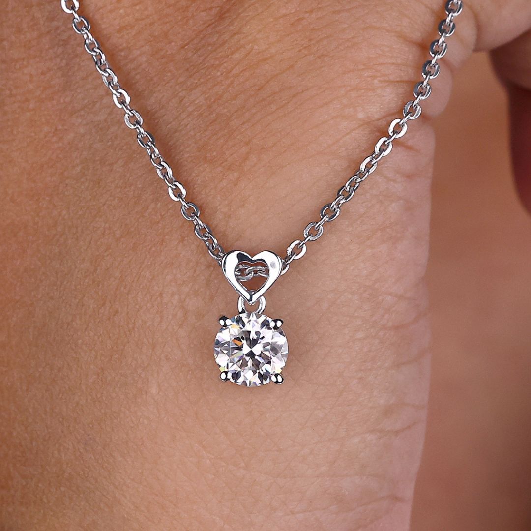 Round pendant with a classic design, perfect for everyday wear or special occasions.