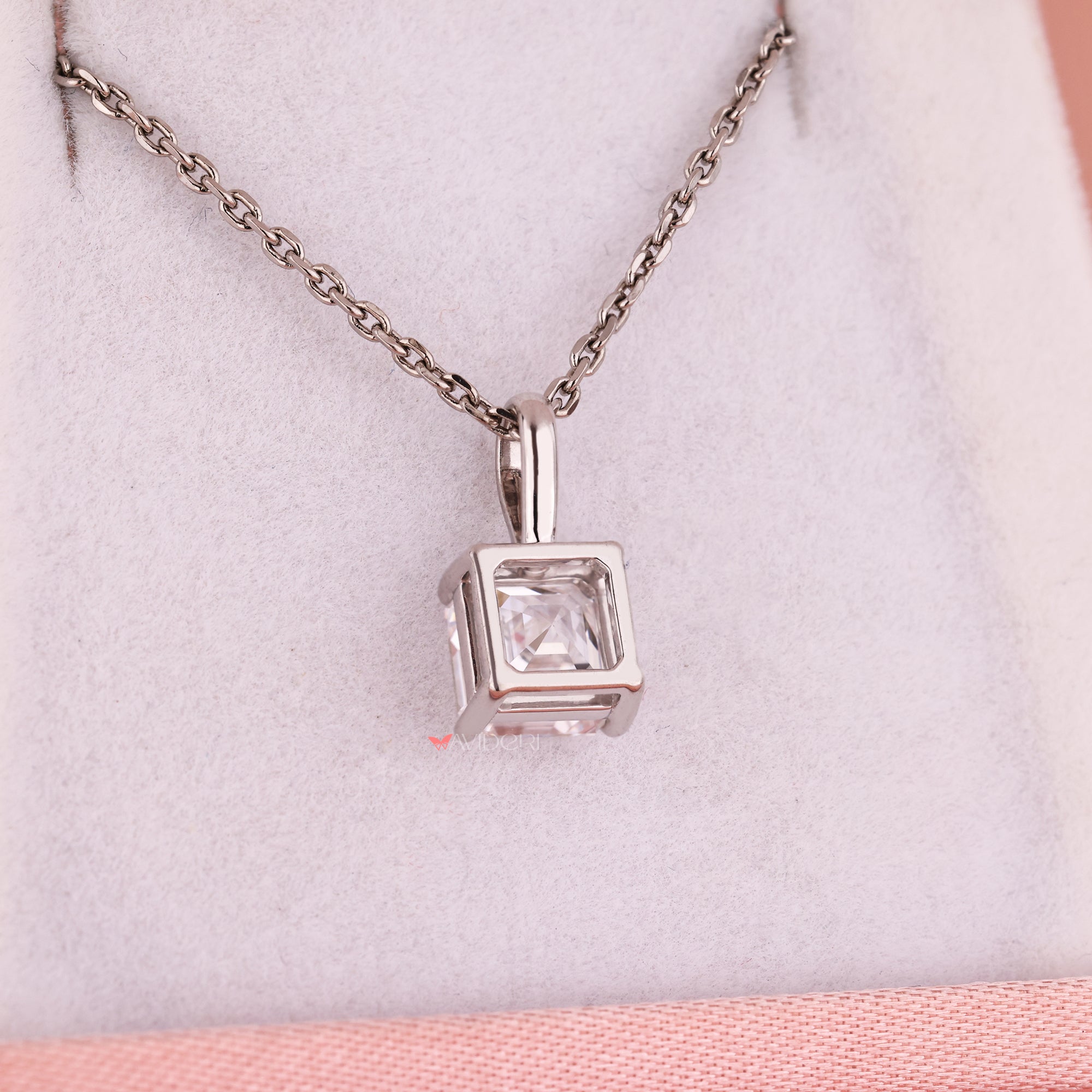 White gold pendant on solitaire pendant design.
