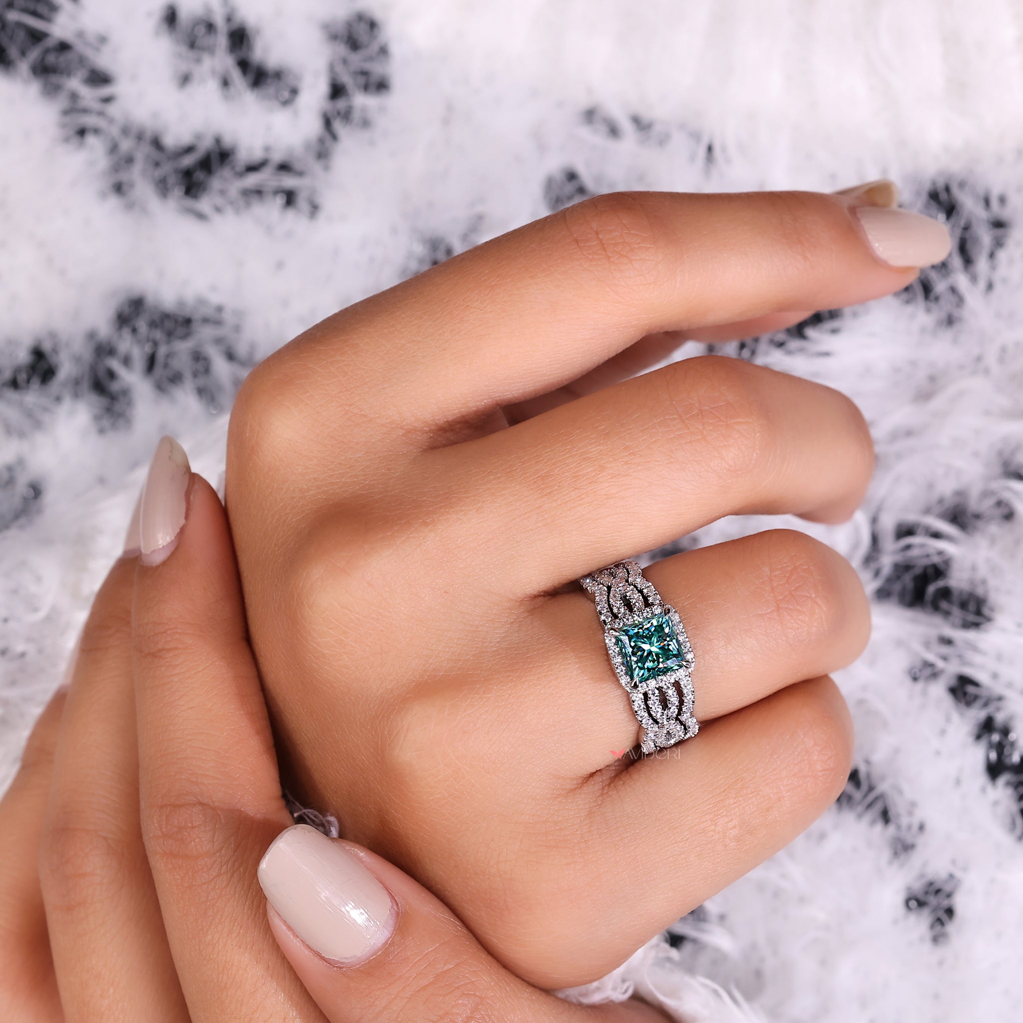 Round Cut Wedding Band complements the Princess Cut Bridal Set.