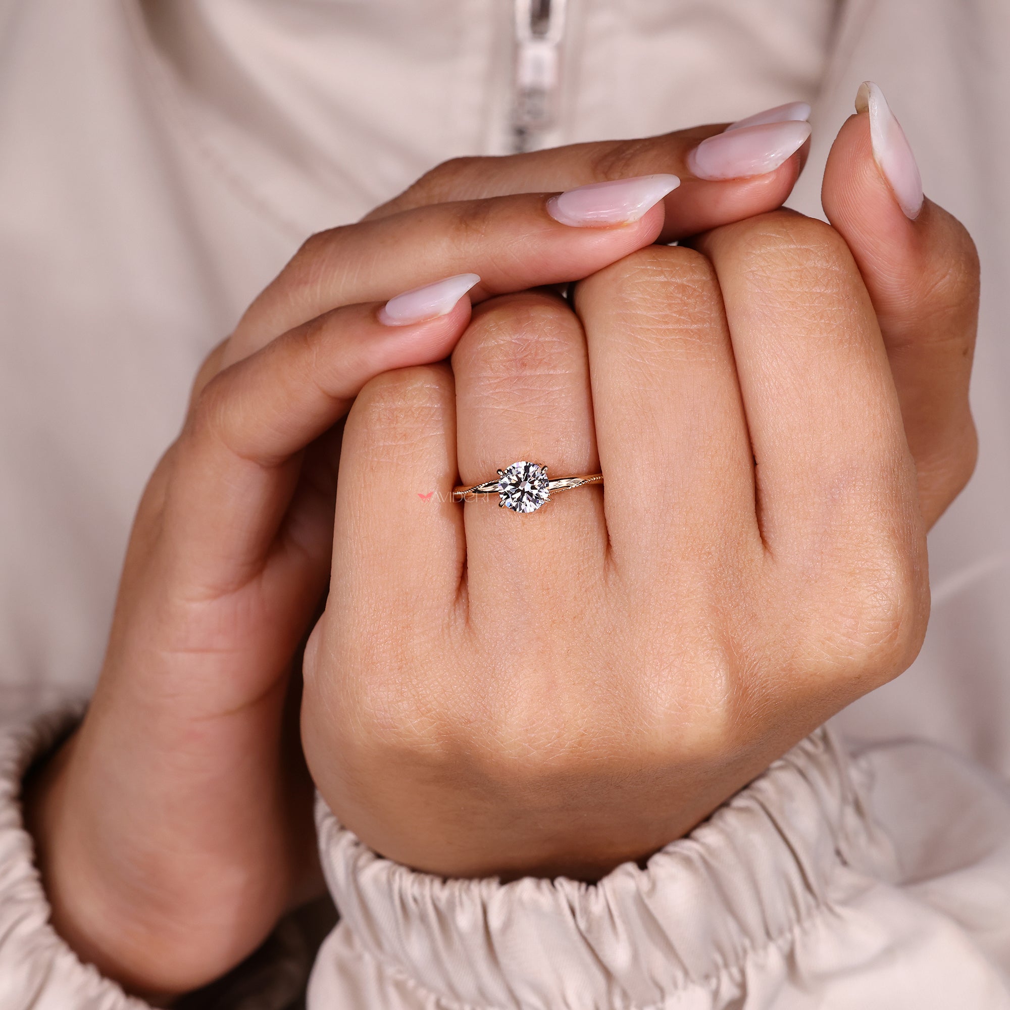 Classic solitaire round cut diamond ring with clean look.
