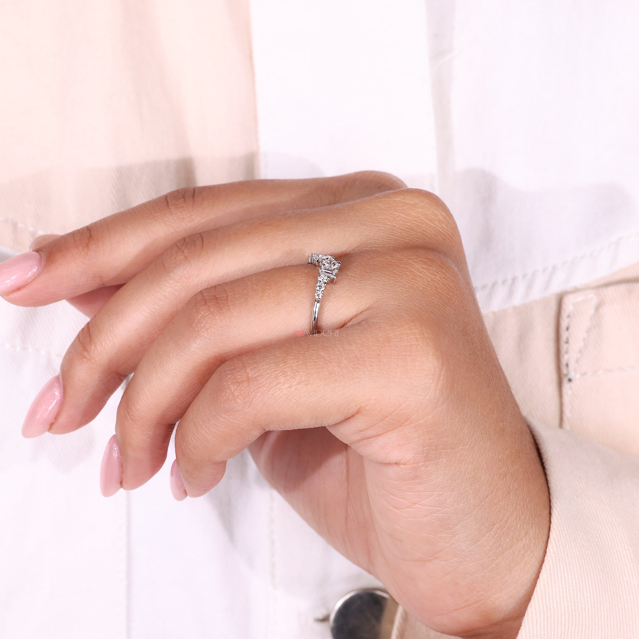 The curvy band features smooth, flowing lines for a modern look.
