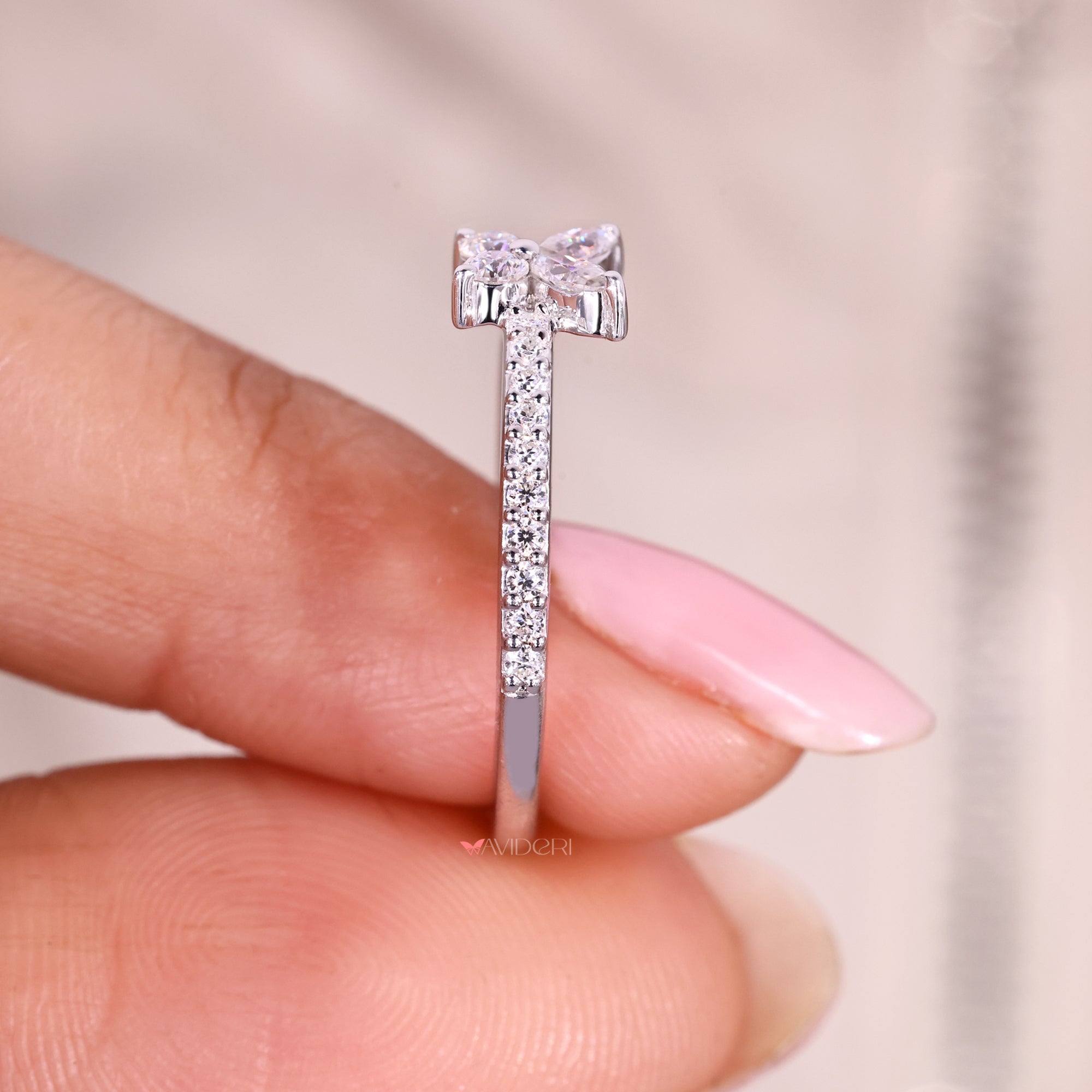 Marquise cut ring in white gold
