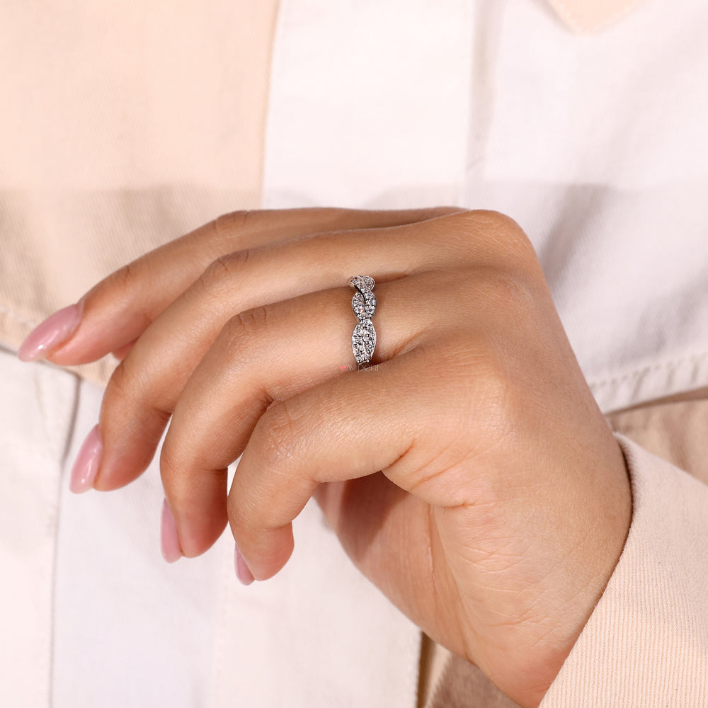 Avideri band with beautiful round diamonds.
