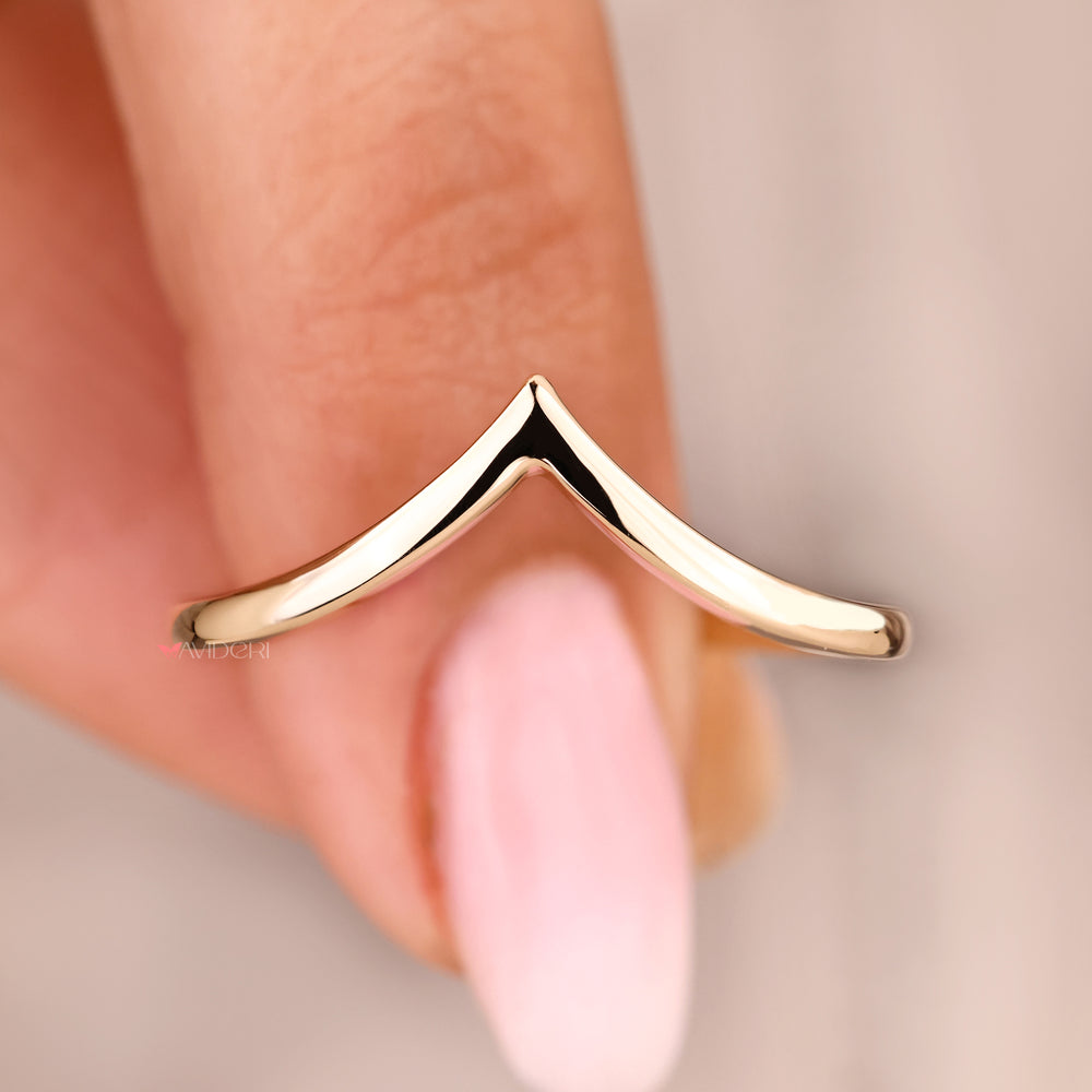 Chevron wedding band with smooth curve.
