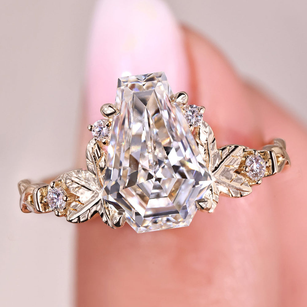 Coffin cut diamond ring in yellow gold.