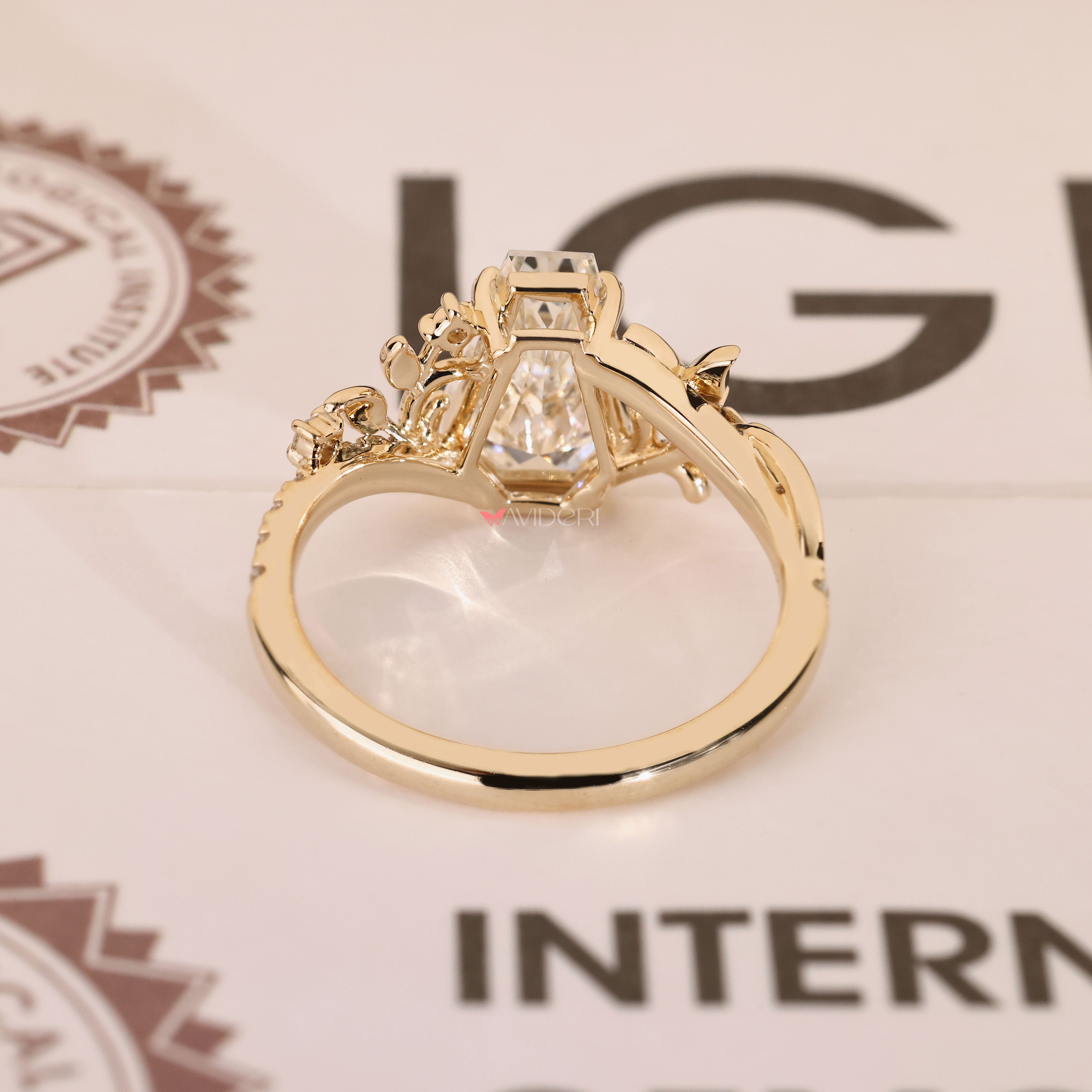 Coffin ring with four leaf style prongs.
