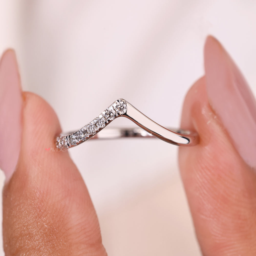 Half side half eternity band with round diamonds for a stunning look.