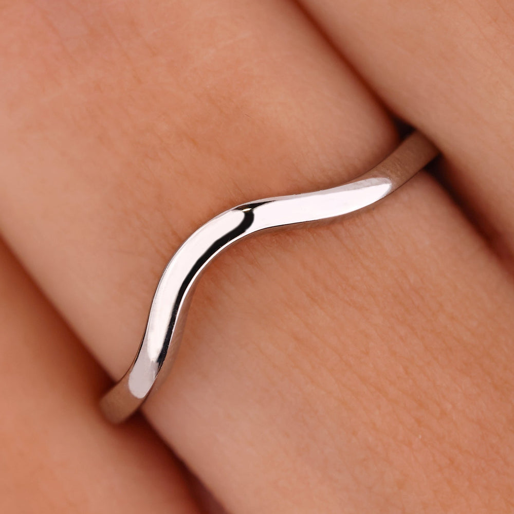 Classic wedding band in white gold with a sleek design.
