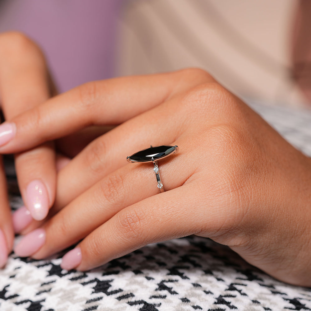 Round cut ring featuring a black moissanite center.