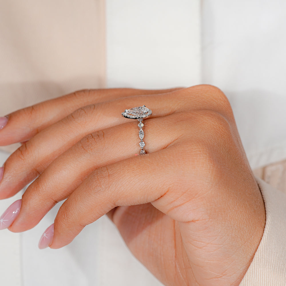 Buy engagement ring with lab-grown diamonds at Avideri.
