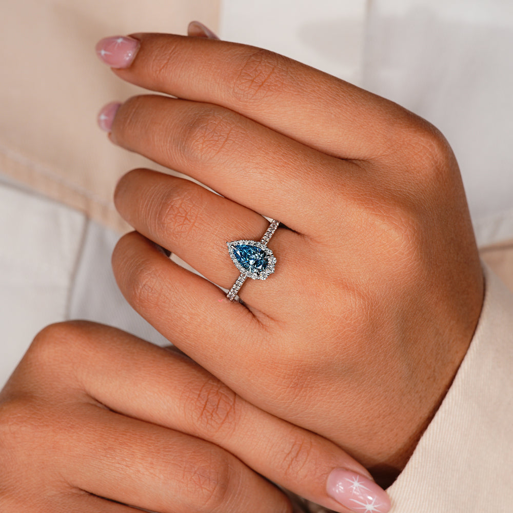 Pear halo diamond ring with unmatched sparkle and sophistication.