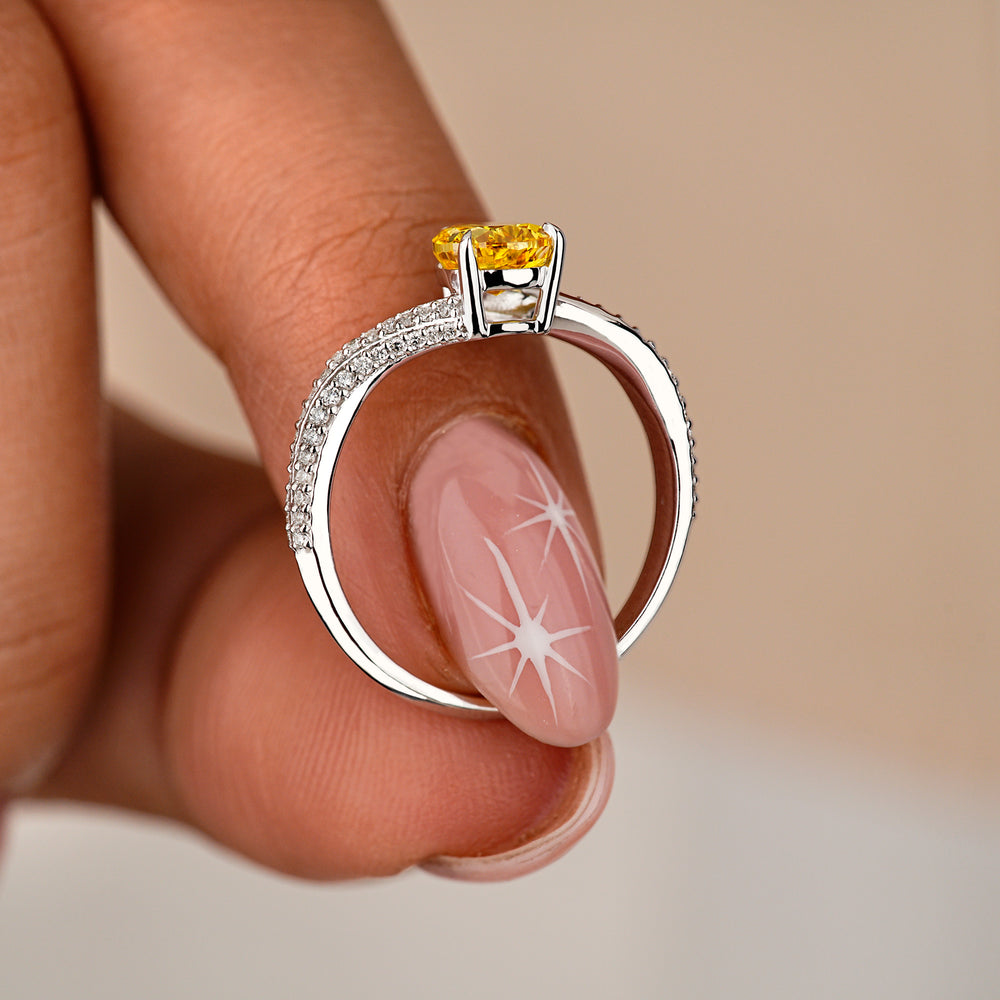 White gold ring crafted for elegance and modern style.
