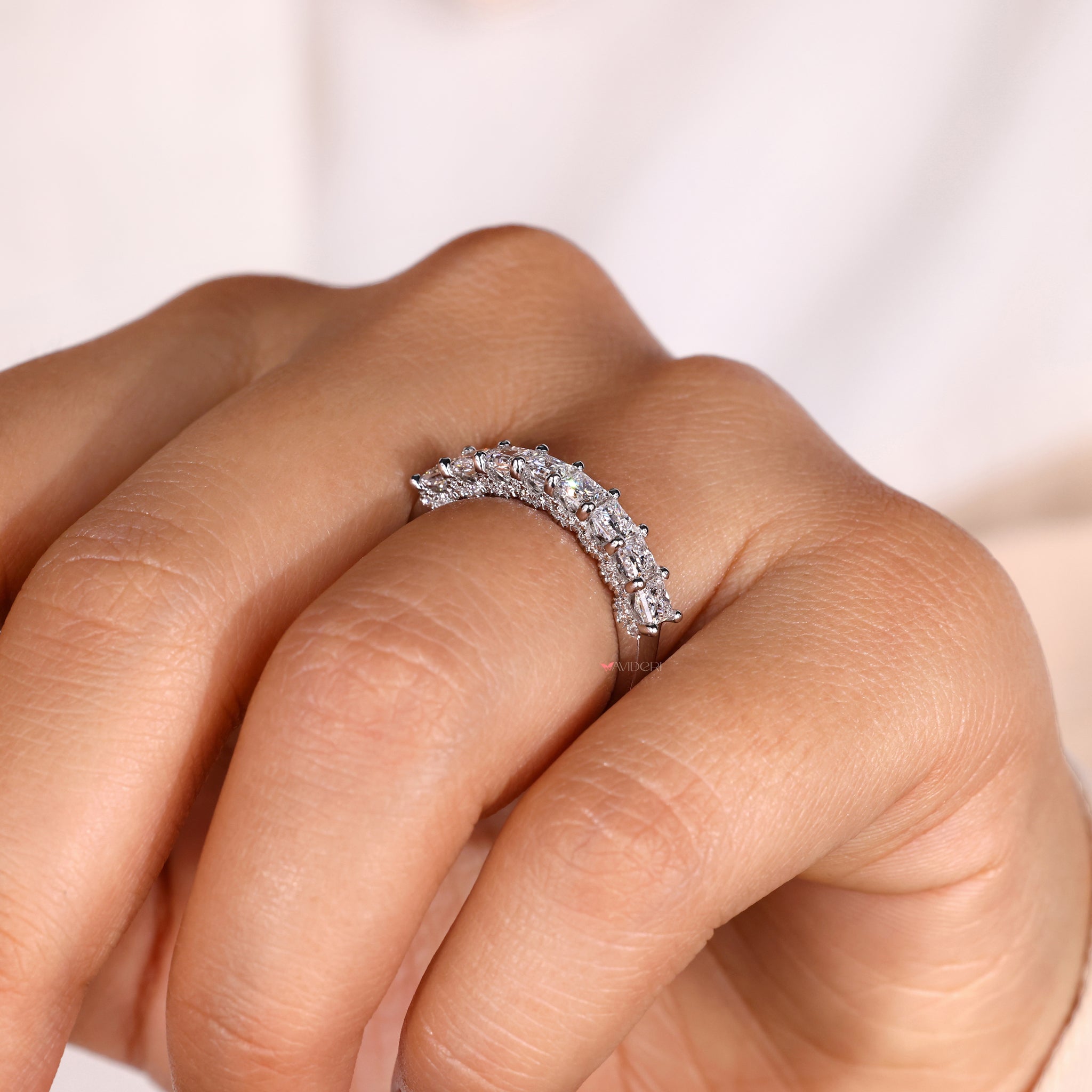 Offering a flawless and exquisite style, a princess cut ring with a corresponding wedding band presents.
