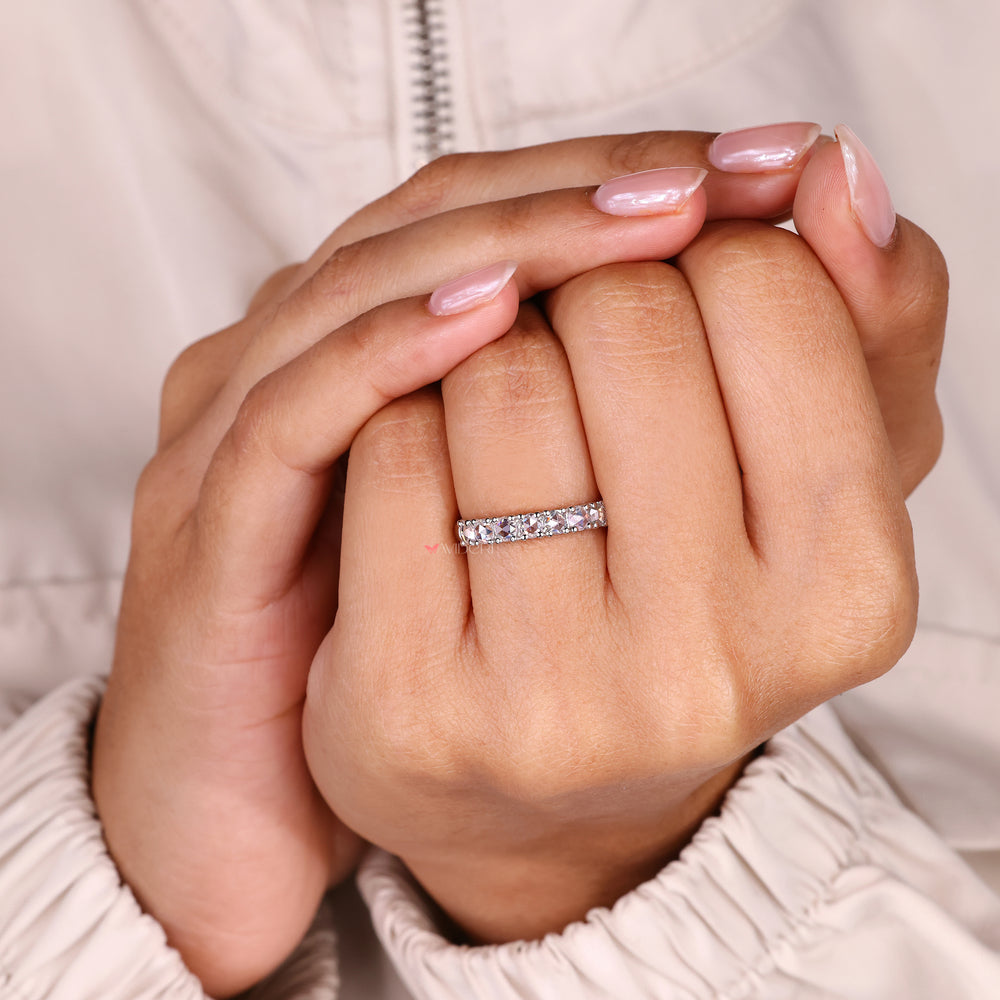 Avideri band brings signature elegance with clean lines and structure.
