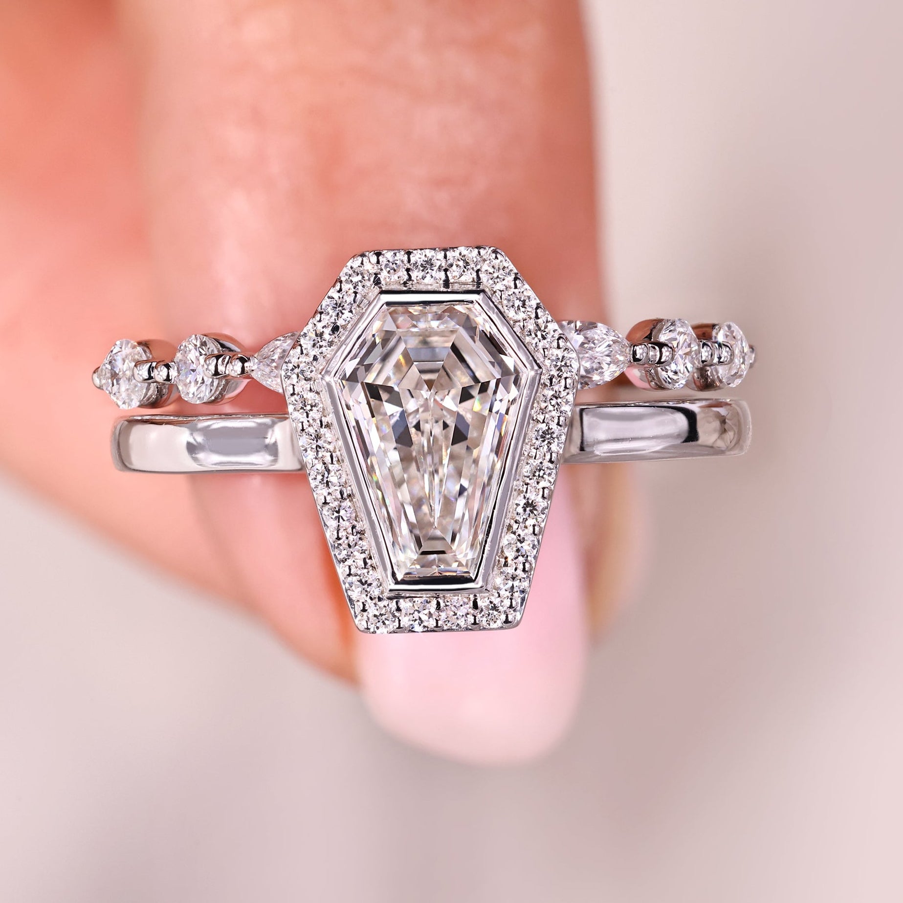 Diamond engagement ring with wedding band in white gold.