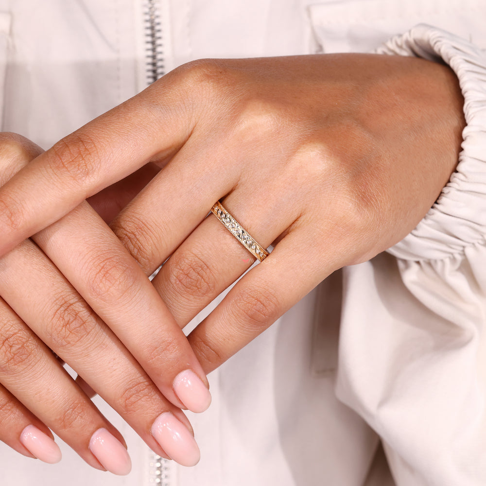Milgrain setting vintage diamond band design.
