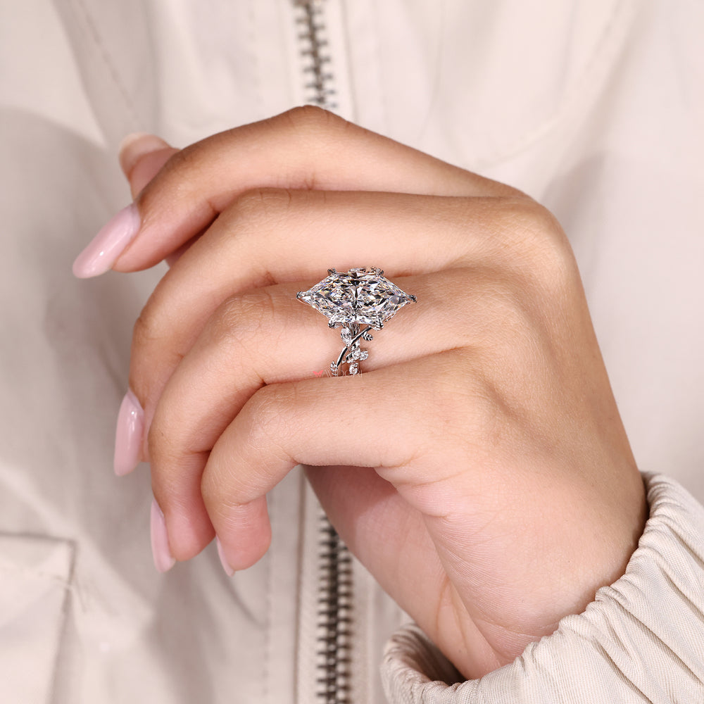 Dutch marquise ring with six leaf prongs.
