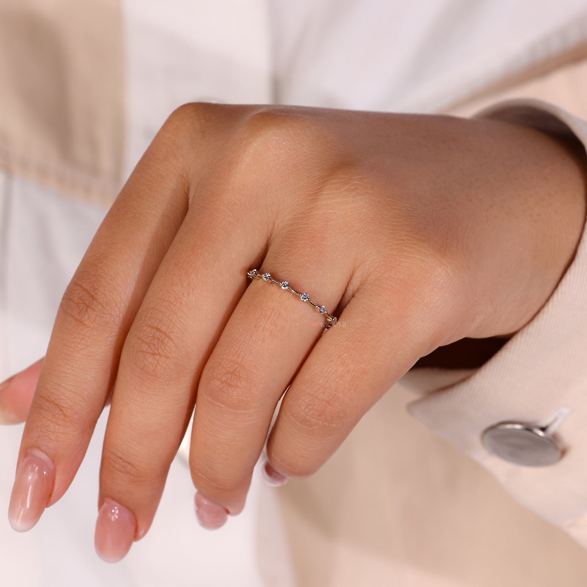 Avideri band featuring an eternity wedding band design for sophistication.
