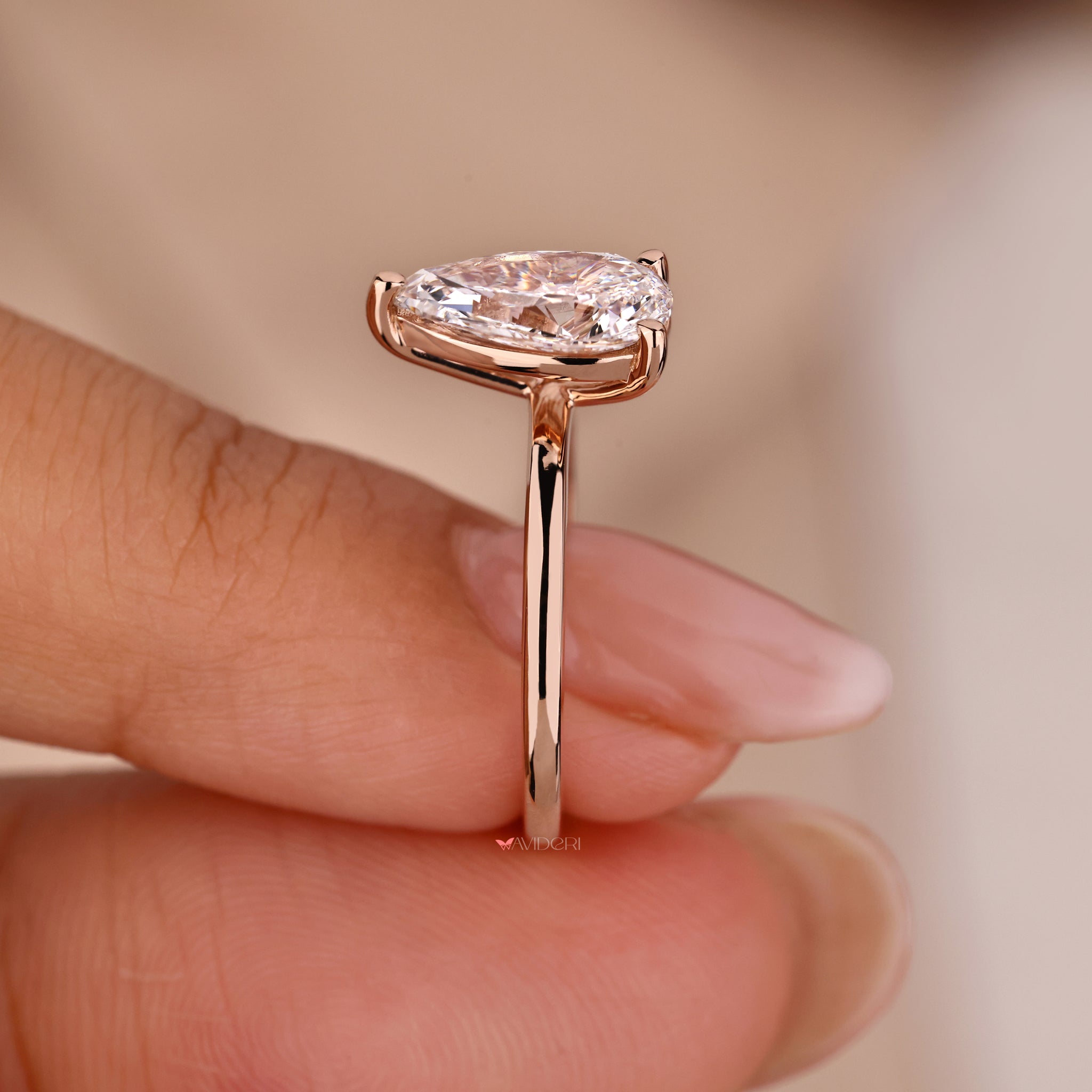 Stylish rose gold ring designed for modern sophistication.
