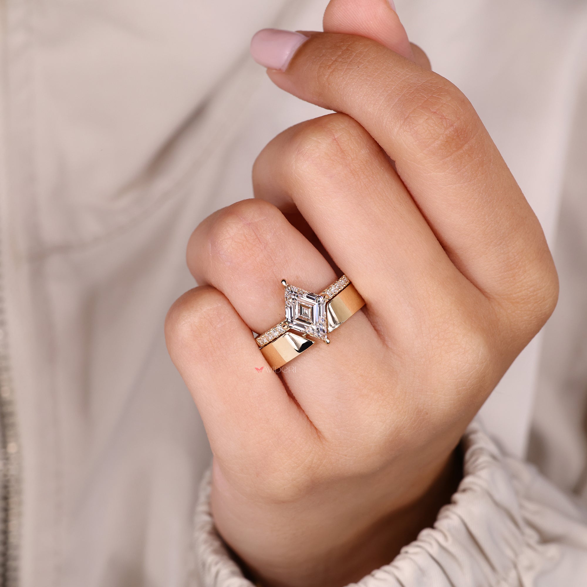Avideri lozenge diamond engagement ring set.
