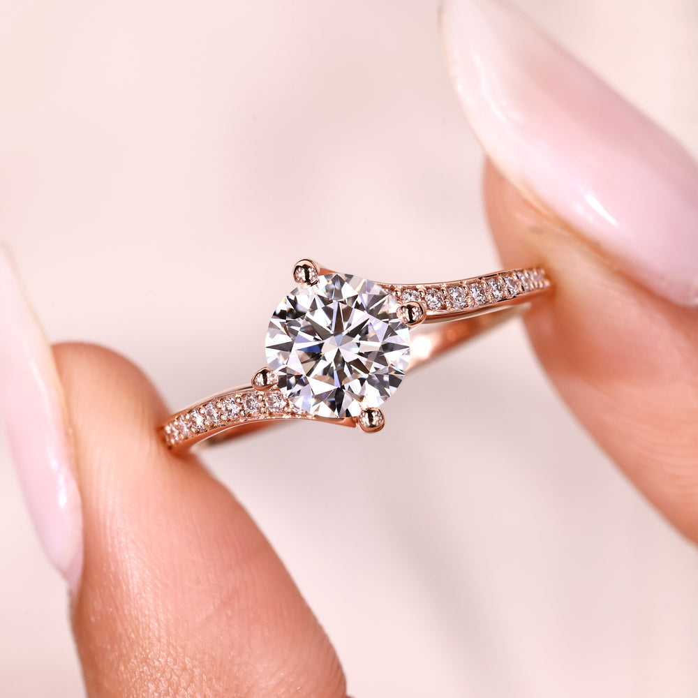 Lab grown round diamond ring with refined sparkle.
