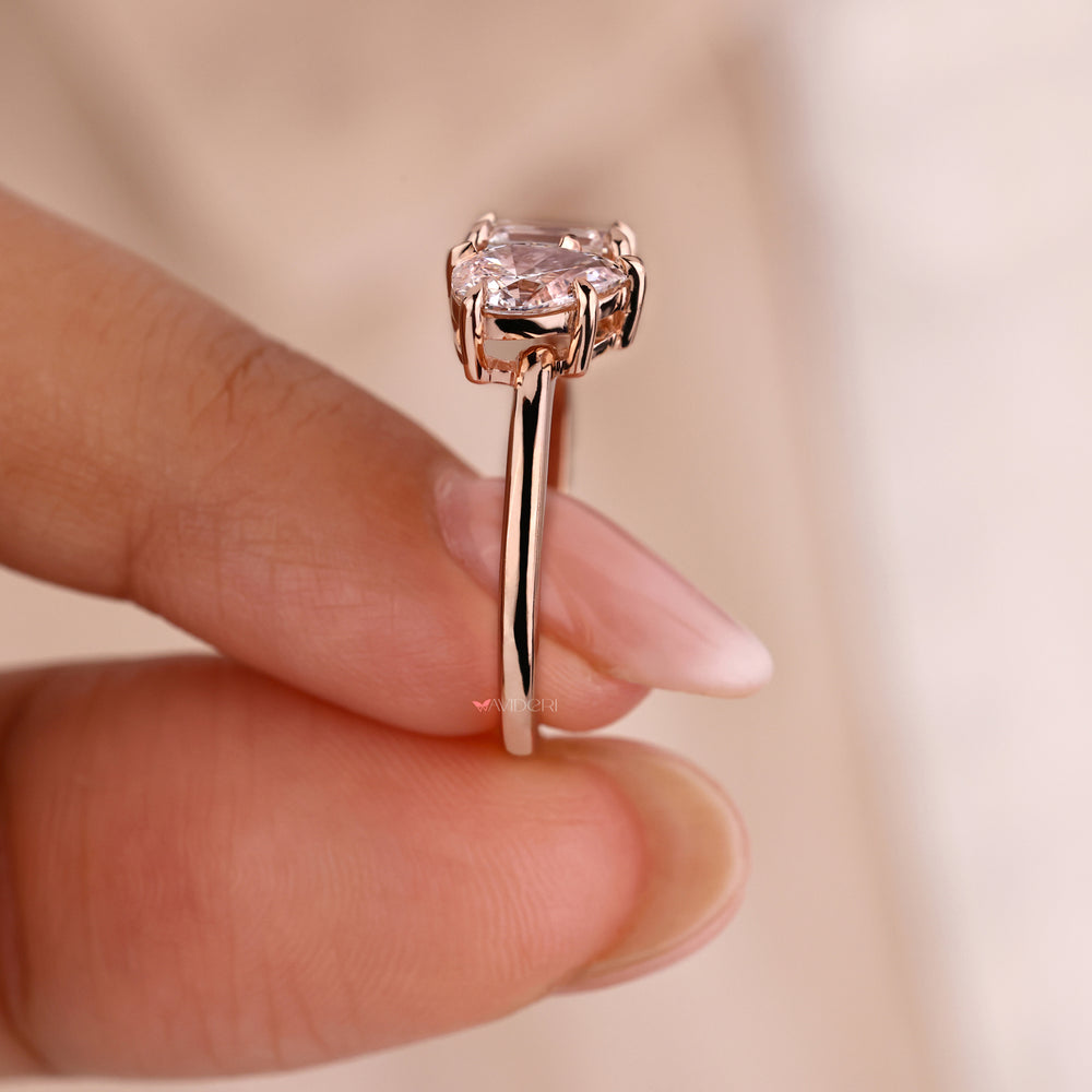 Dazzling toi et moi diamond ring symbolising love and togetherness.