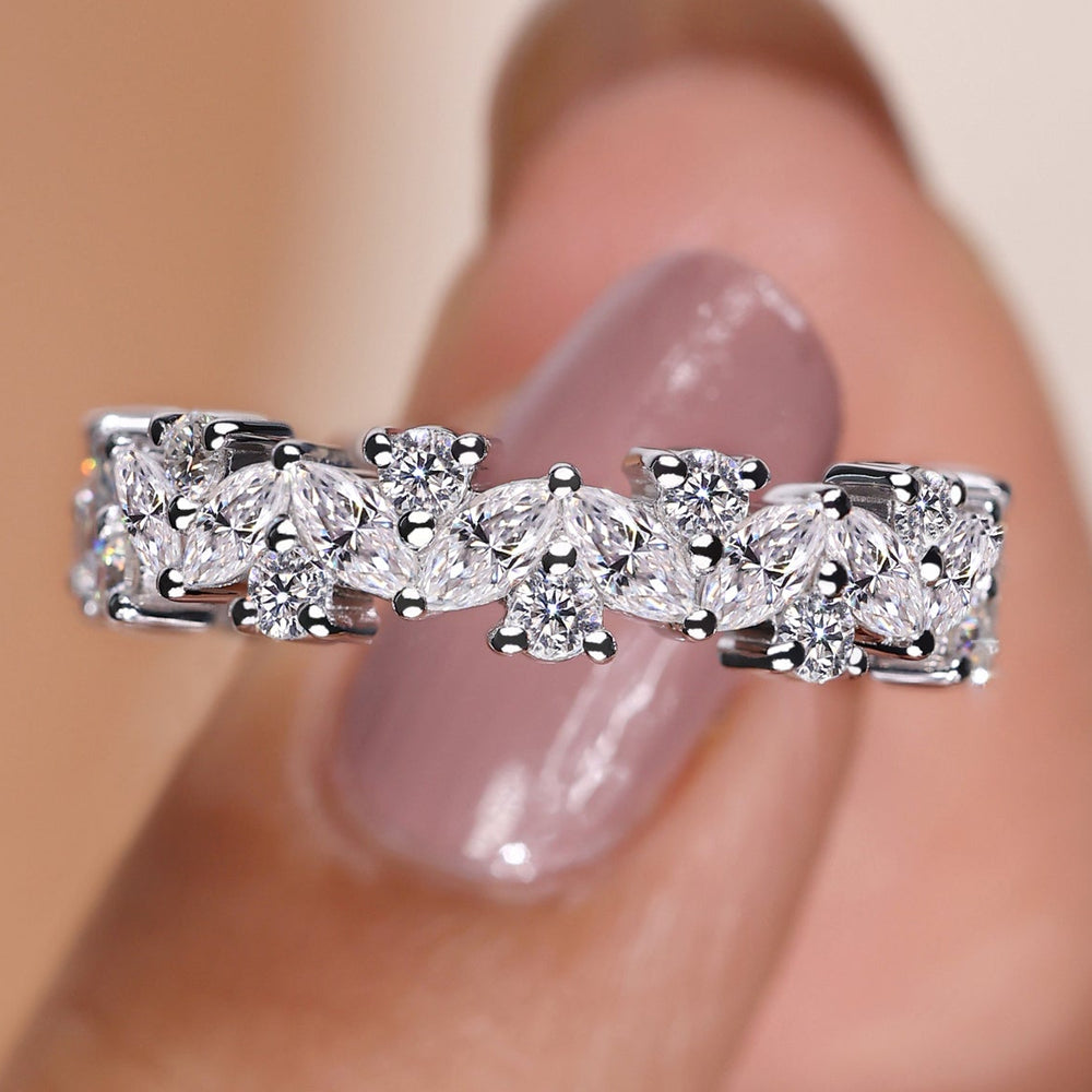 Half eternity band with sparkling lab grown diamonds.
