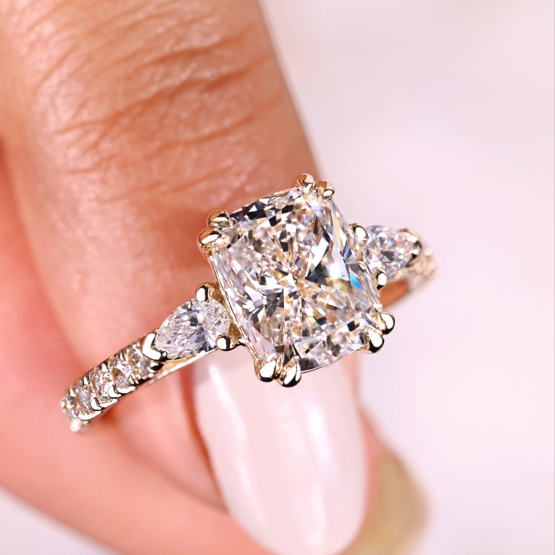 pear shaped diamond ring claw prong setting
