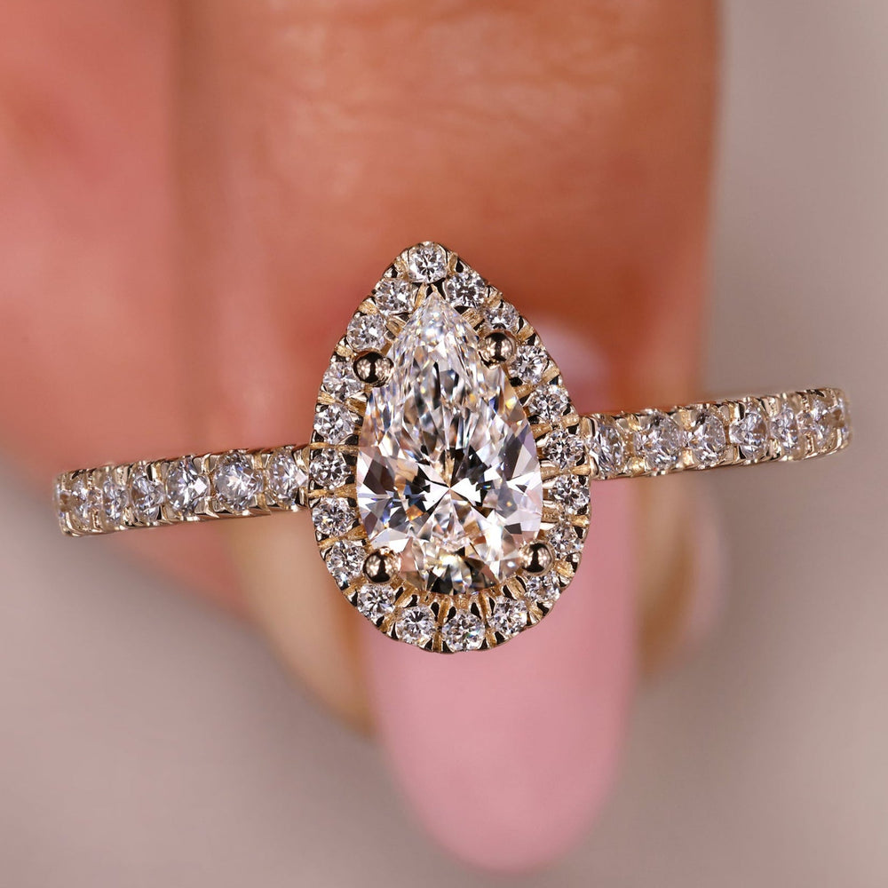 Teardrop engagement ring with a stunning teardrop diamond.
