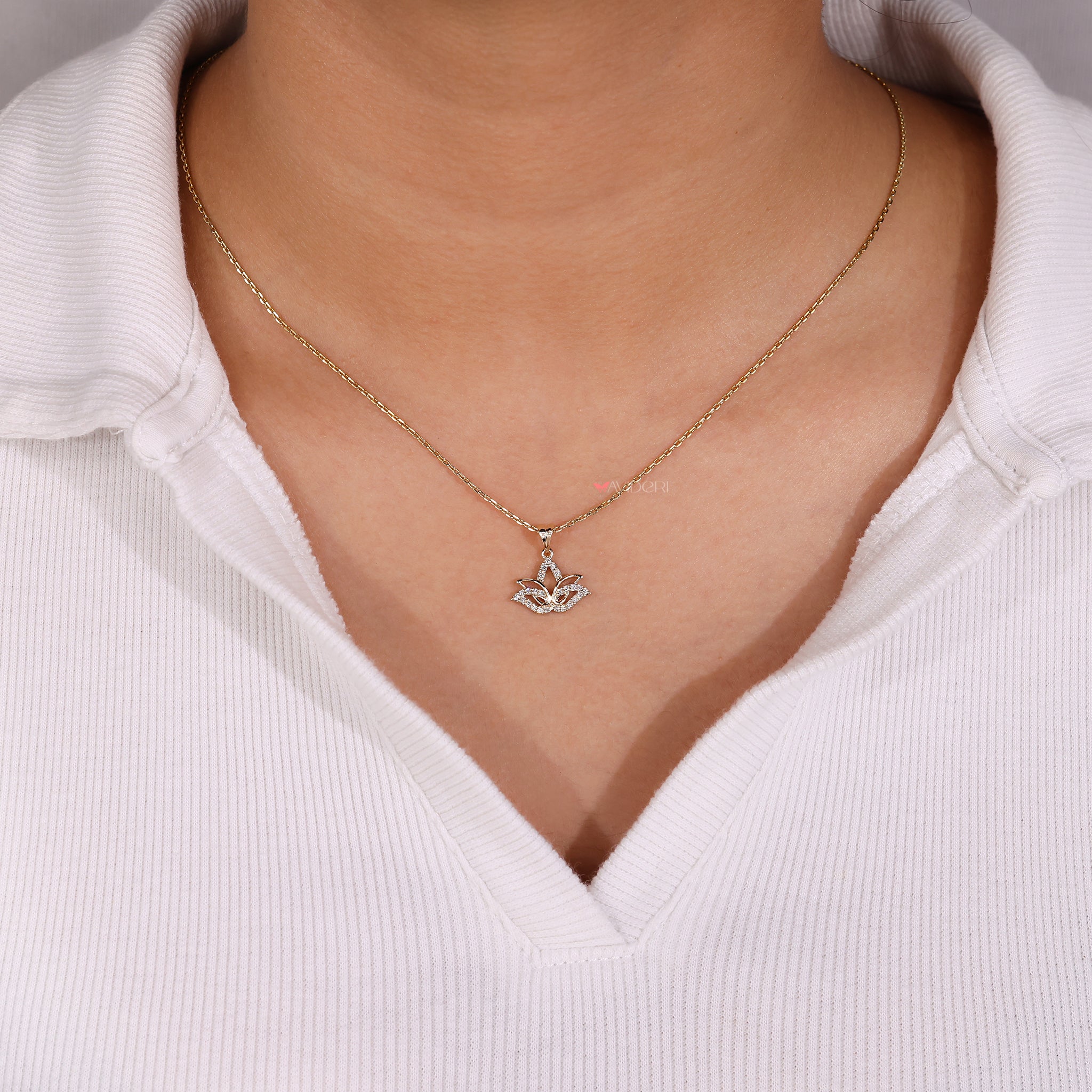 The Avideri pendant combines modern style and elegance.