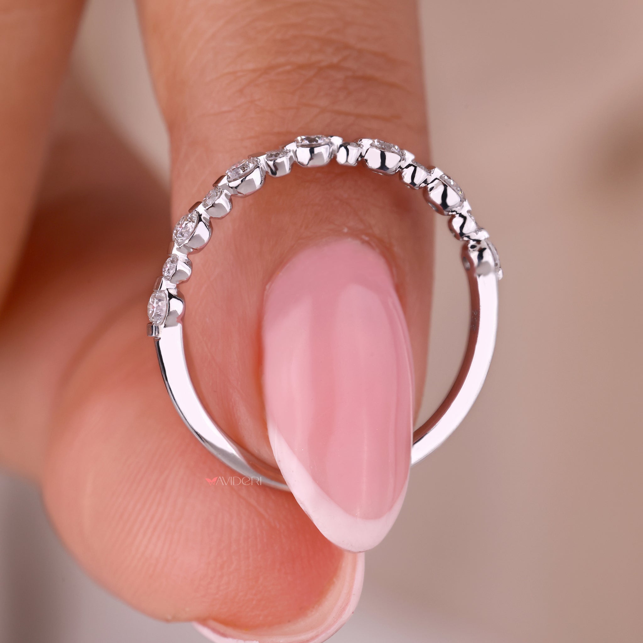A white gold wedding band exuding sophistication and classic beauty.
