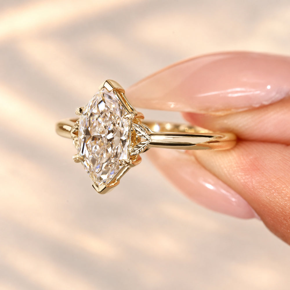 Dutch marquise diamond ring with classic solitaire style.
