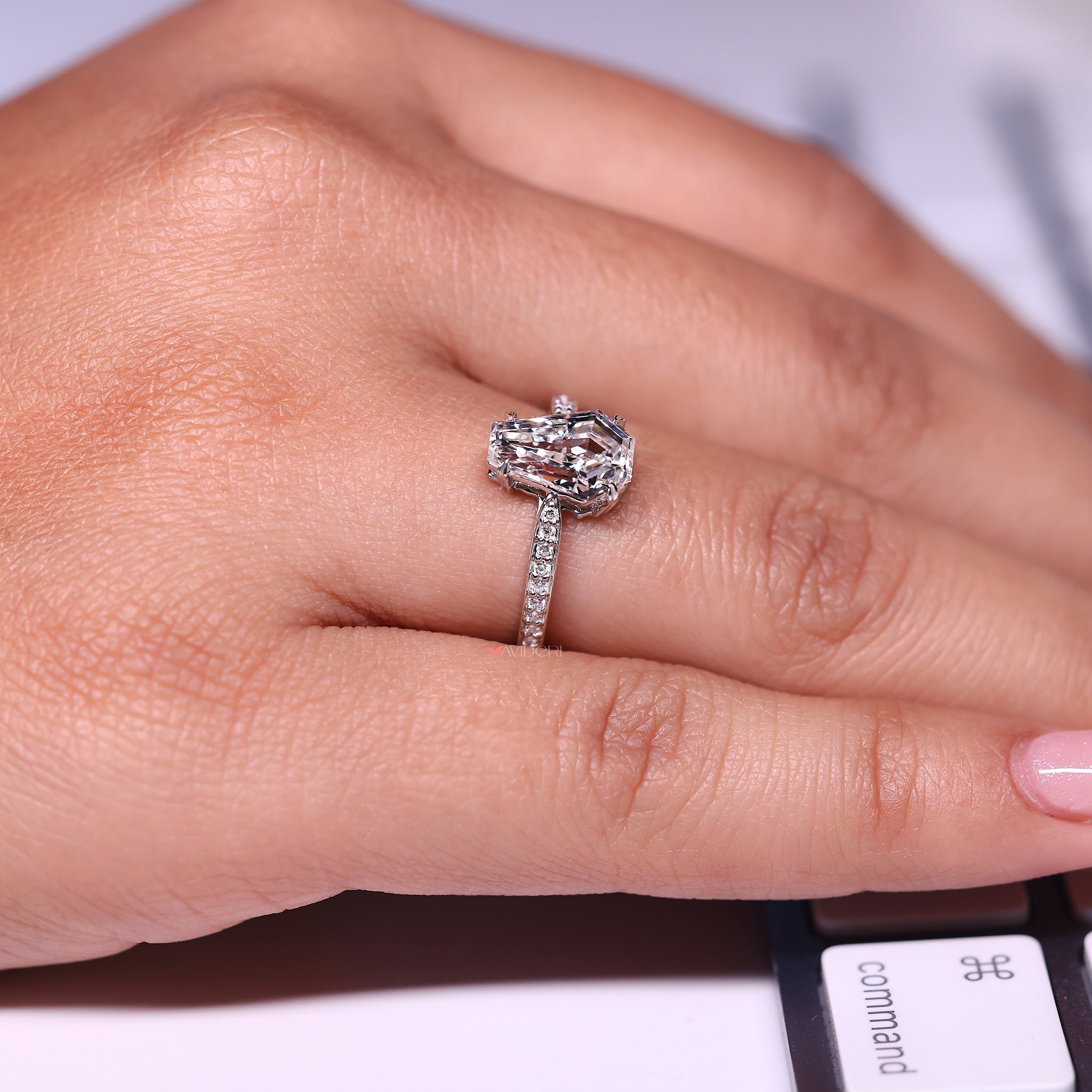 Pinch shank ring featuring an IGI certified Lab Grown Diamond.