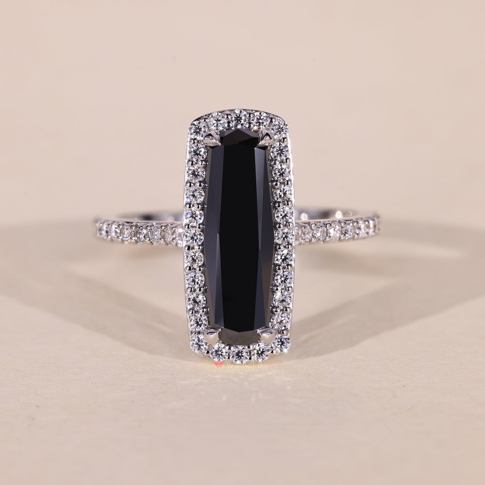 Black stone ring in white gold, designed to make a statement.
