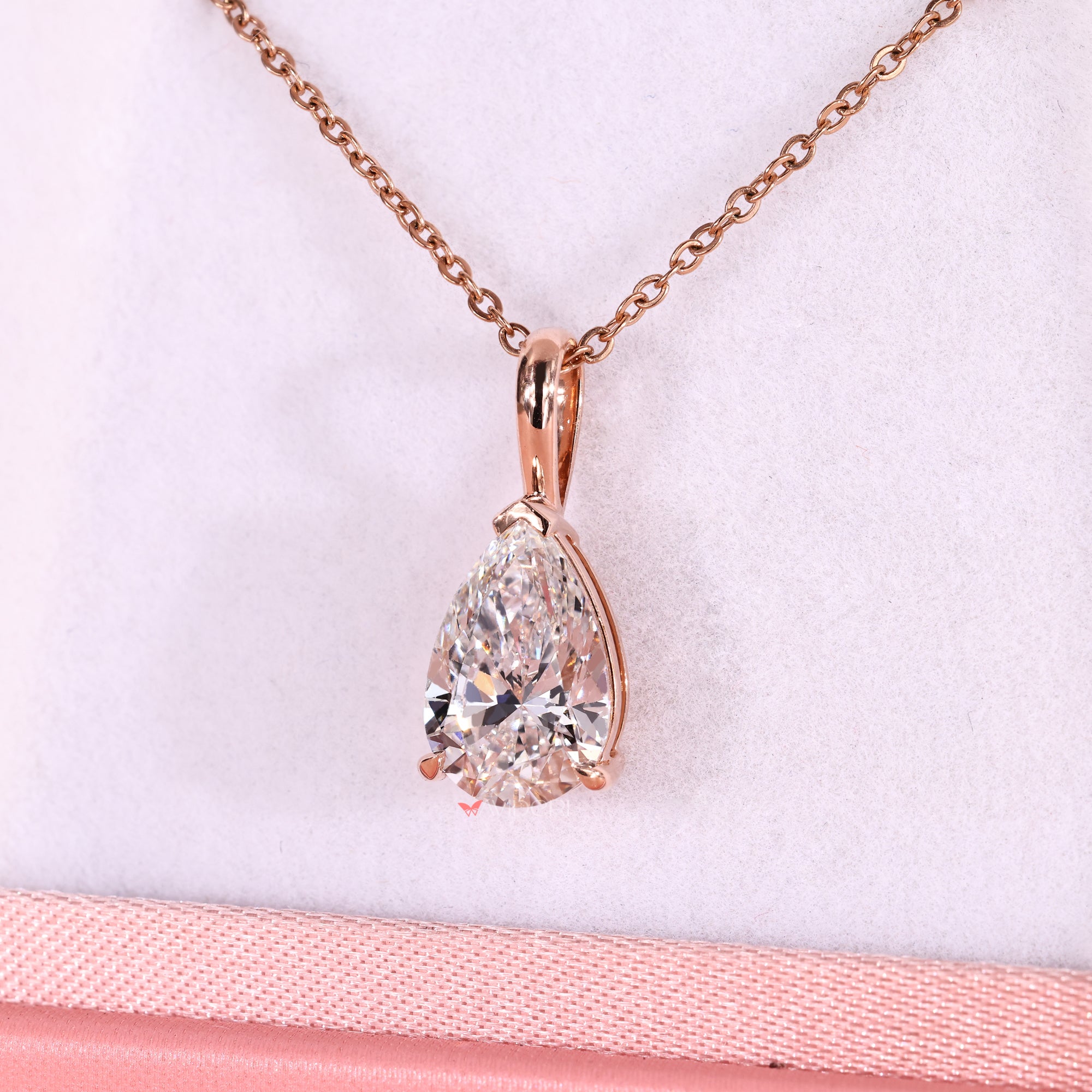 2 claw prong setting in pear shaped diamond pendant.