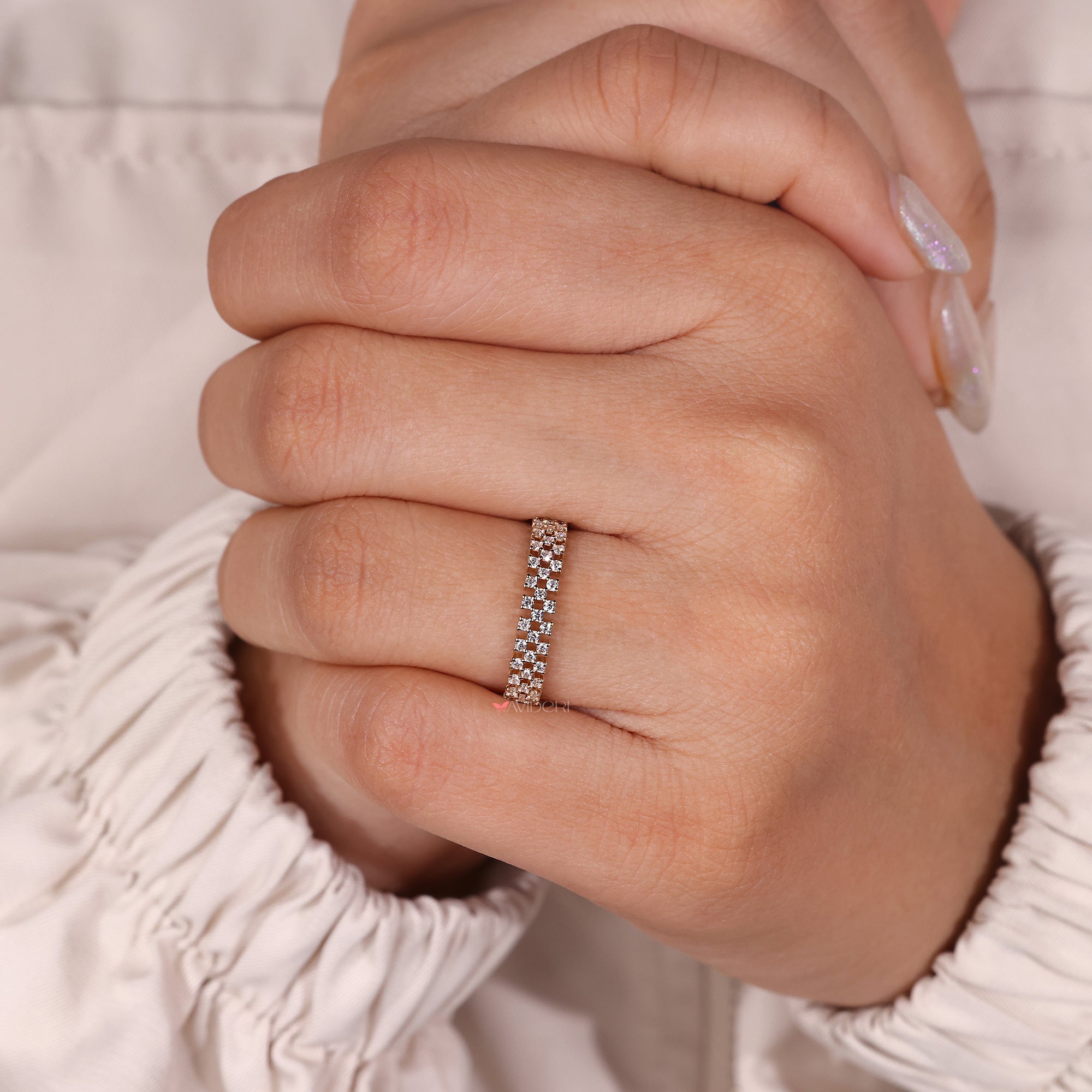 Avidéri wedding band with moissanite stones.