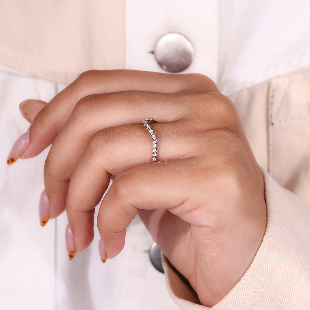 Avideri wedding band with a round curved design and V shaped accents.