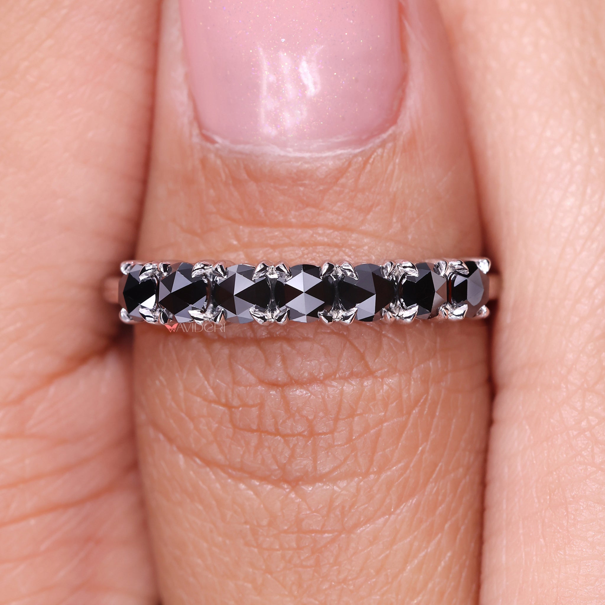 The Avideri band reflects exceptional quality and style.