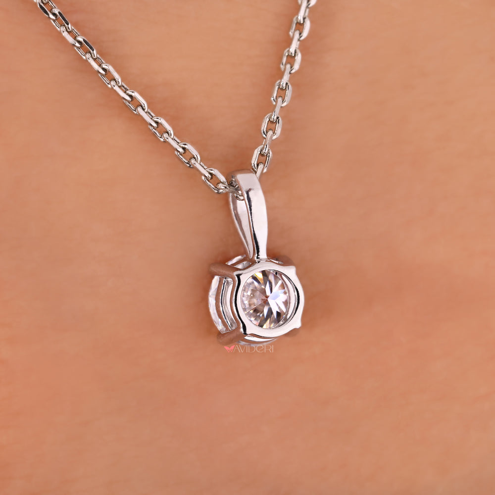 925 silver pendant with 6mm moissanite.