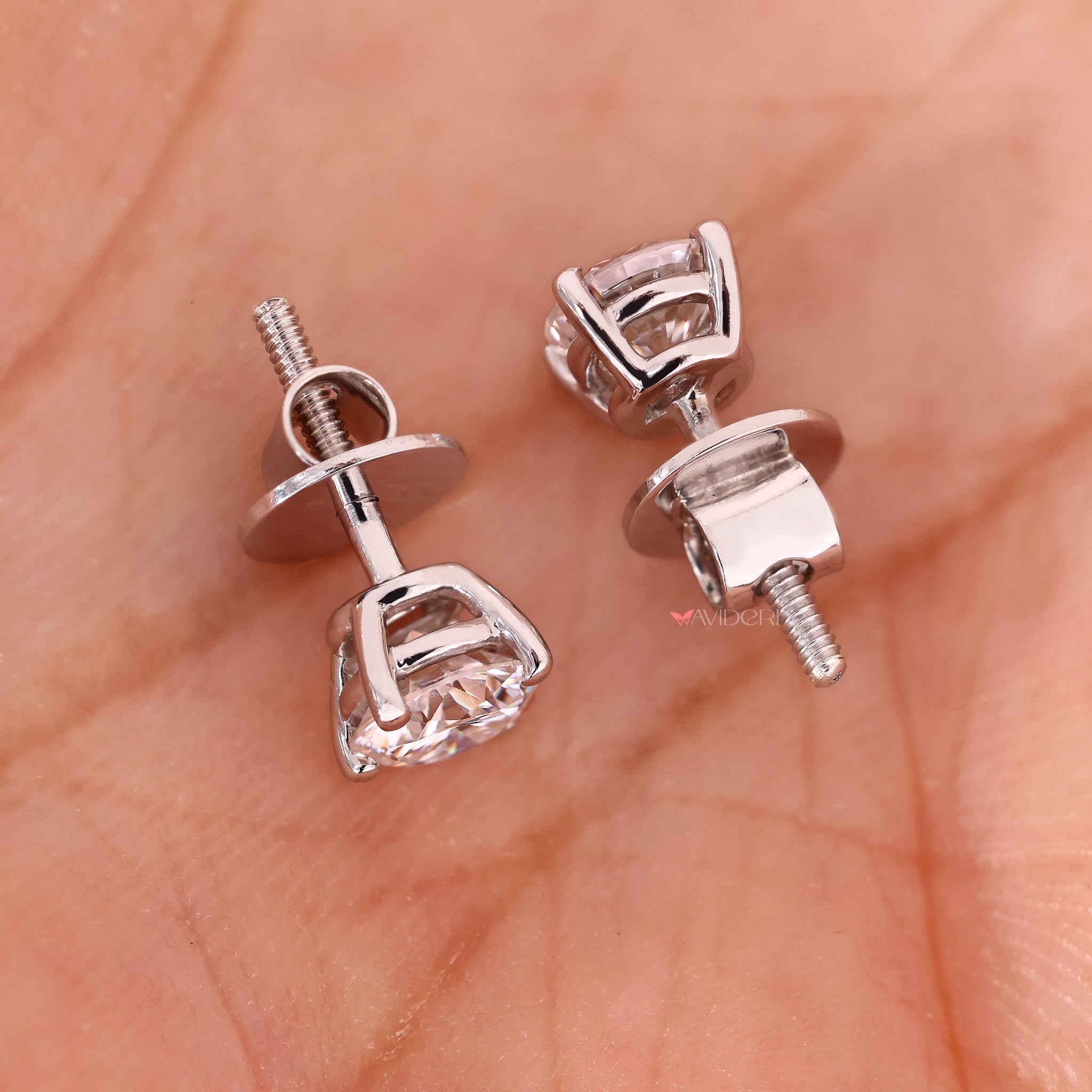 Moissanite jewelry gift for Avideri customers.