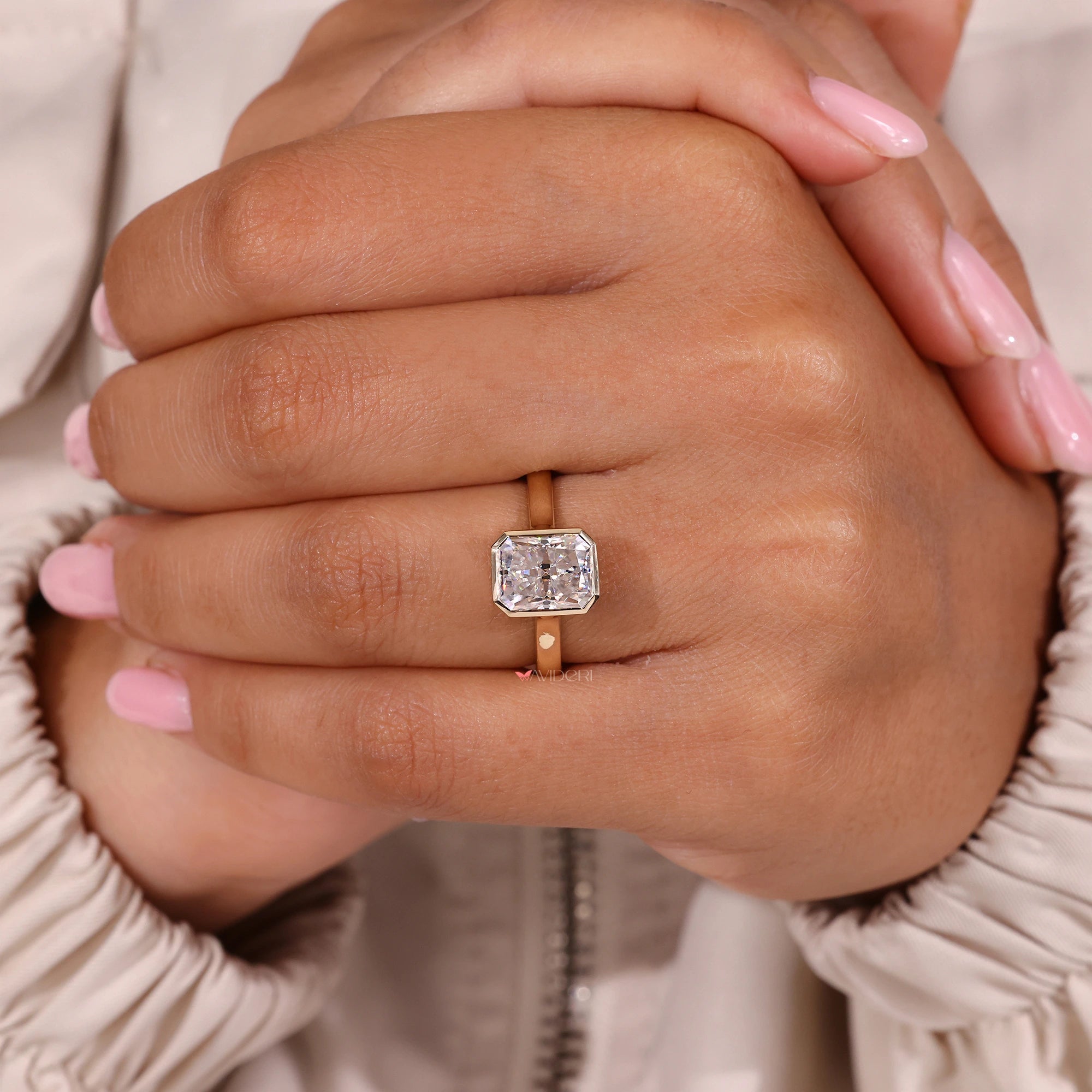 Avideri engagement ring shines bright with strong design.