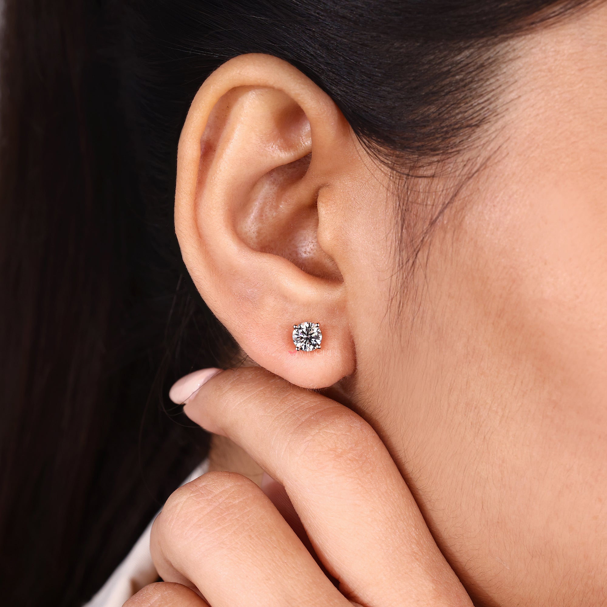 Anniversary gift for her with solitaire diamonds.