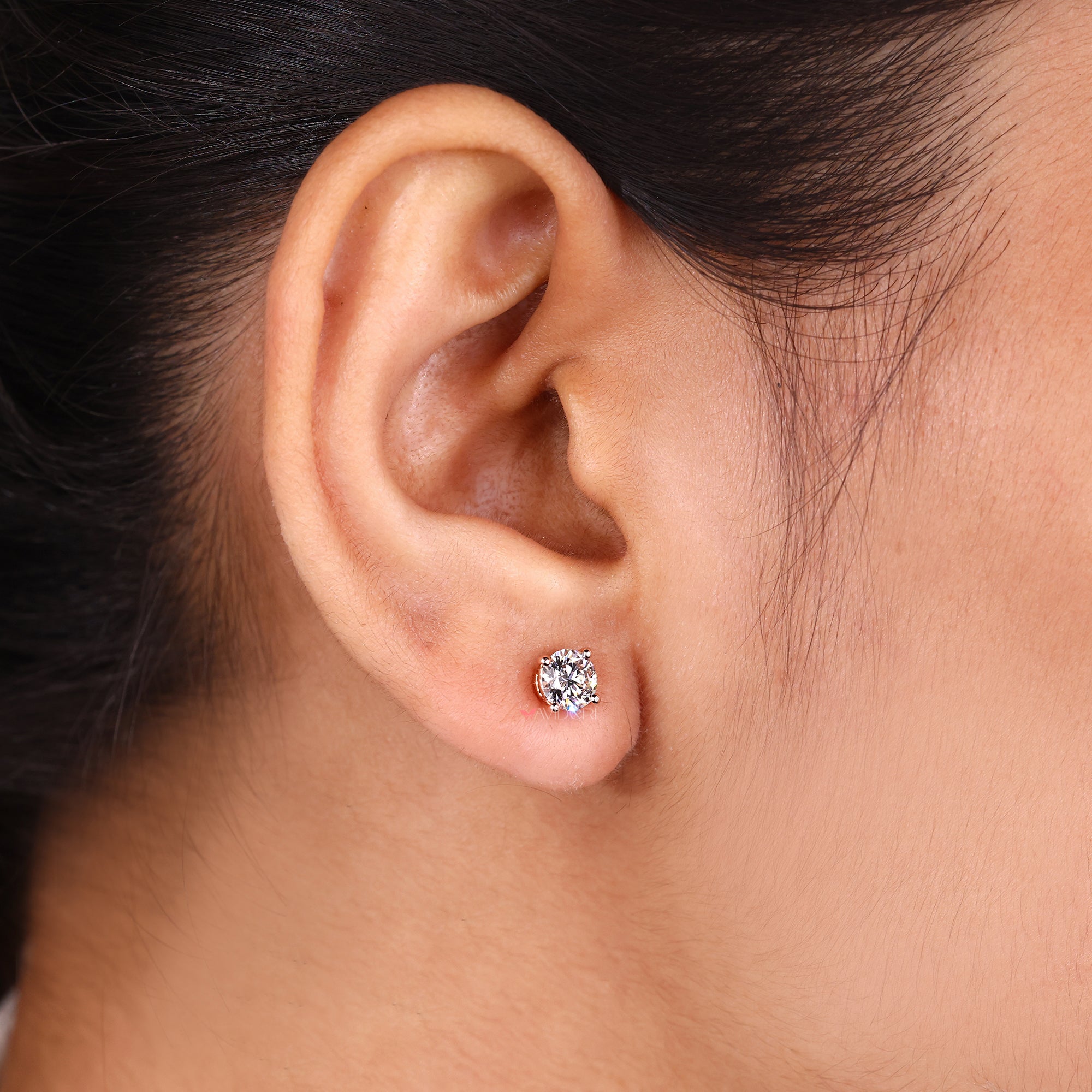 Diamond earrings for women with handmade detail.