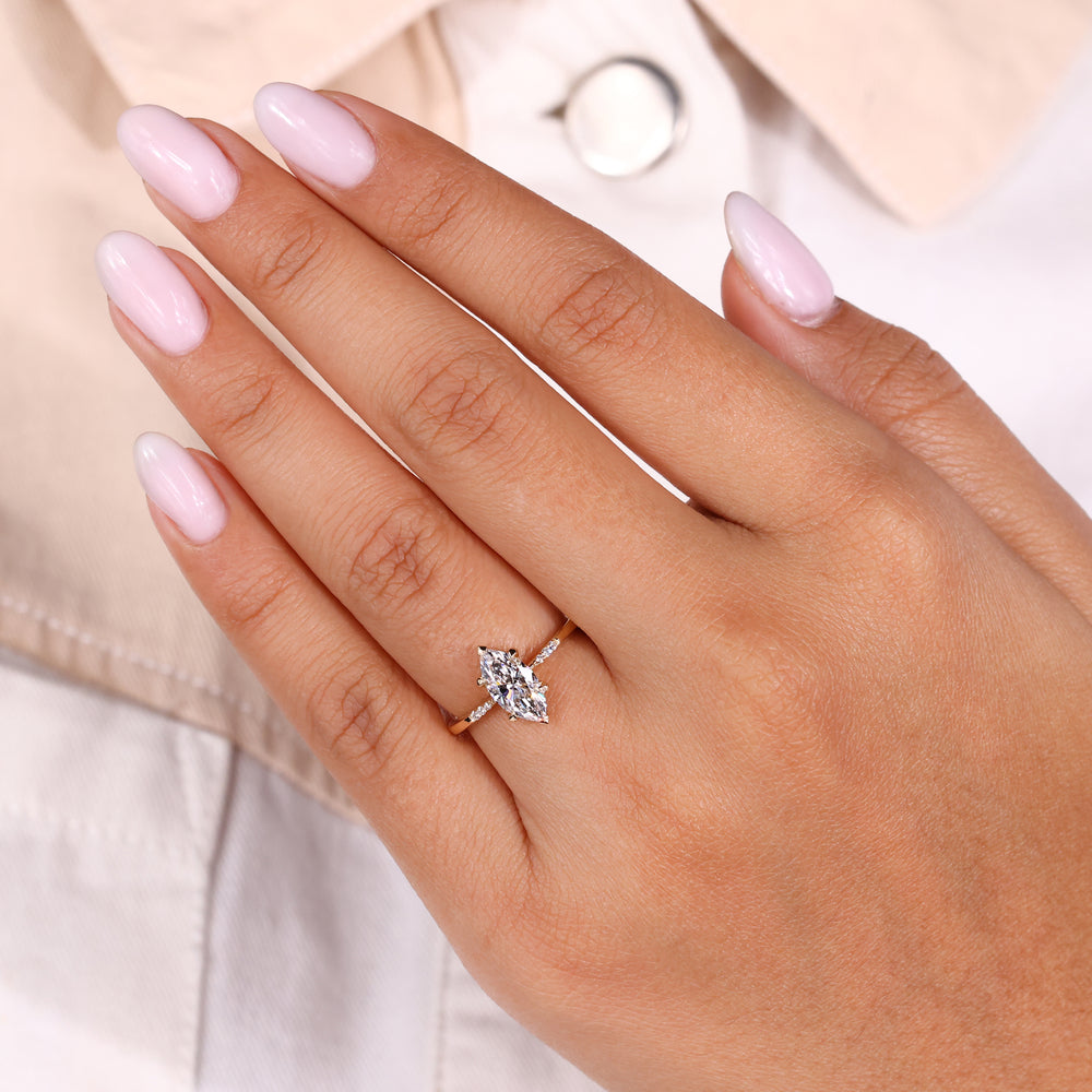 Round cut ring featuring stunning sparkle
