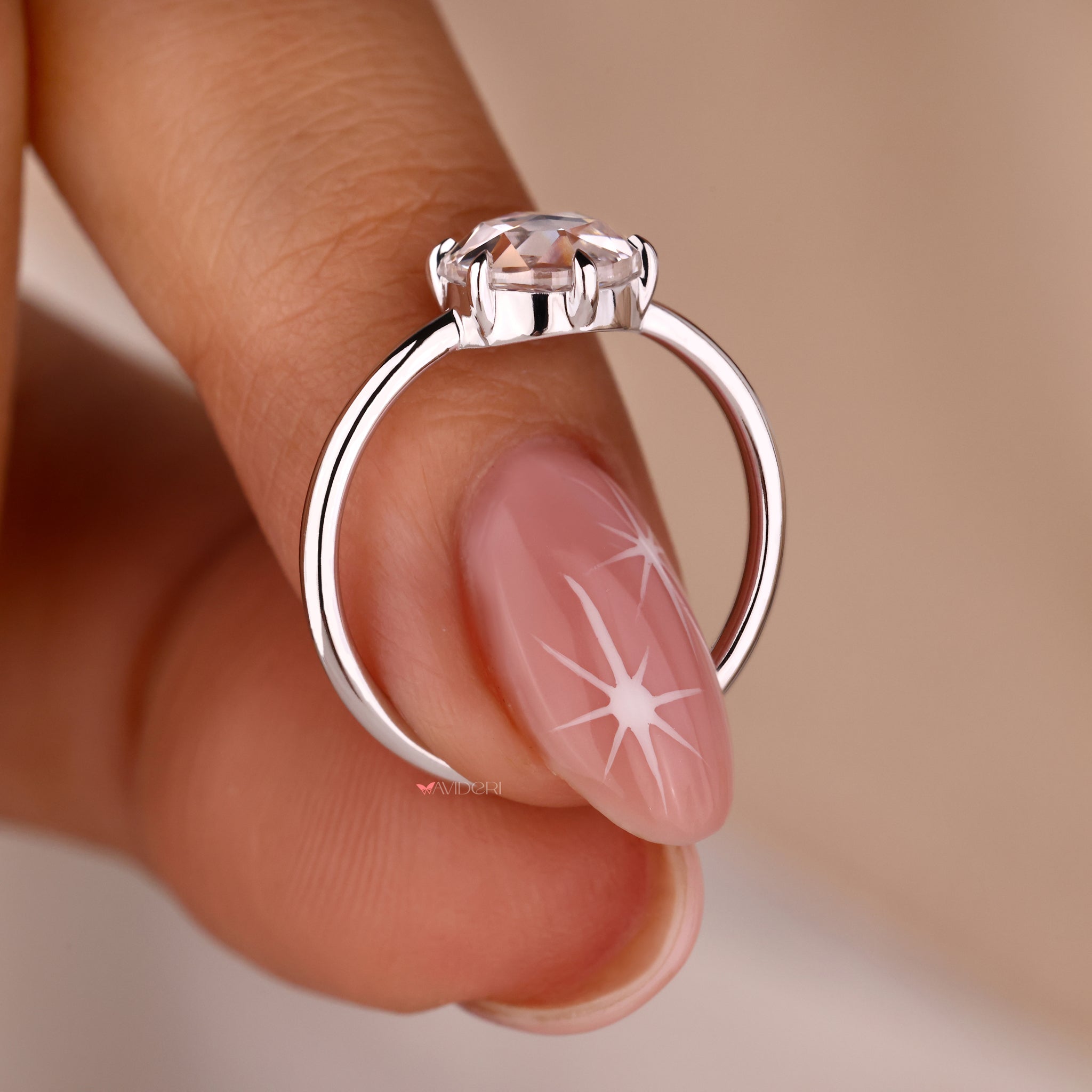 white gold jewellery ring combining modern design and craftsmanship
